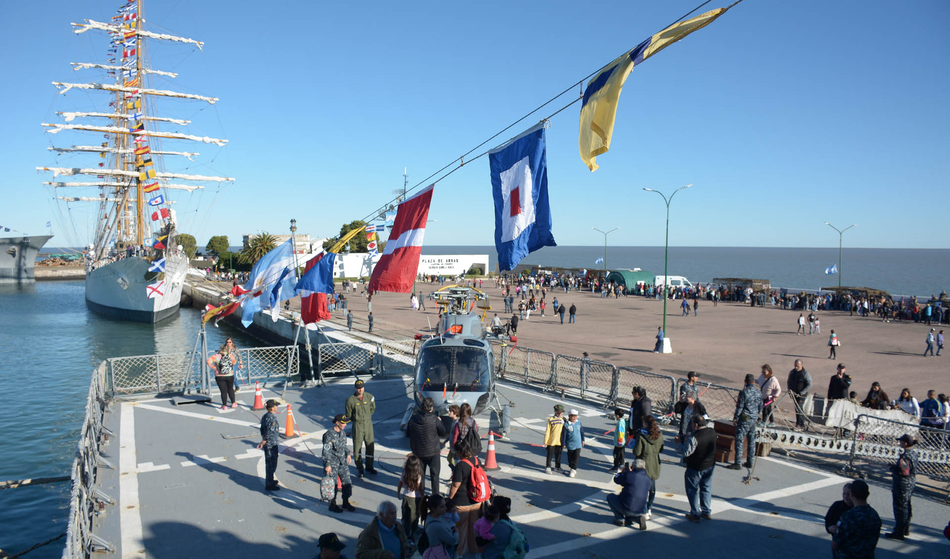 Miles de visitantes disfrutaron de una tarde apacible recorriendo la fragata ARA “Libertad”, buques de la Flota de Mar, unidades de la Infantería de Marina y stands de la Armada.