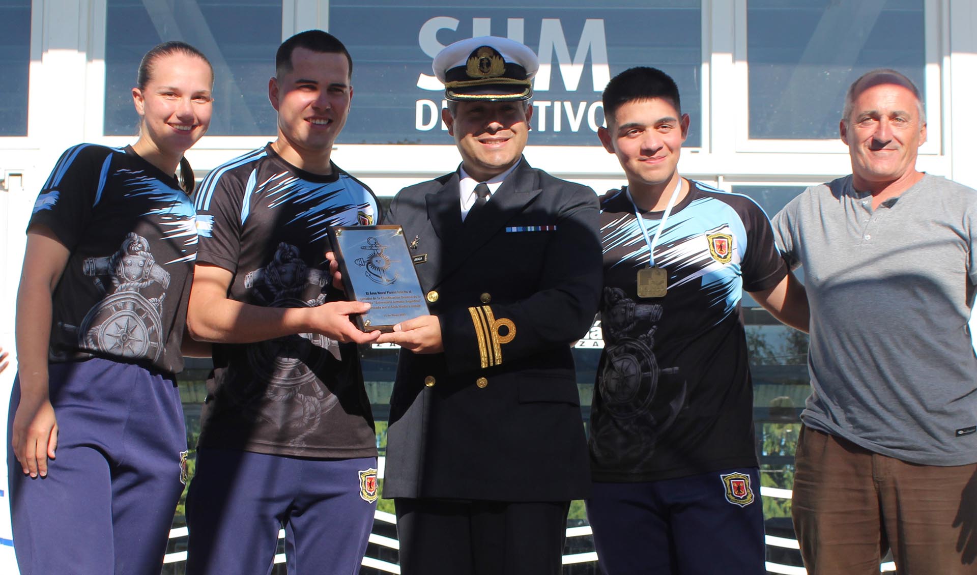 Deportistas y público en general disfrutaron de la jornada náutica. Personal del Área Naval Fluvial entregó el primer premio.