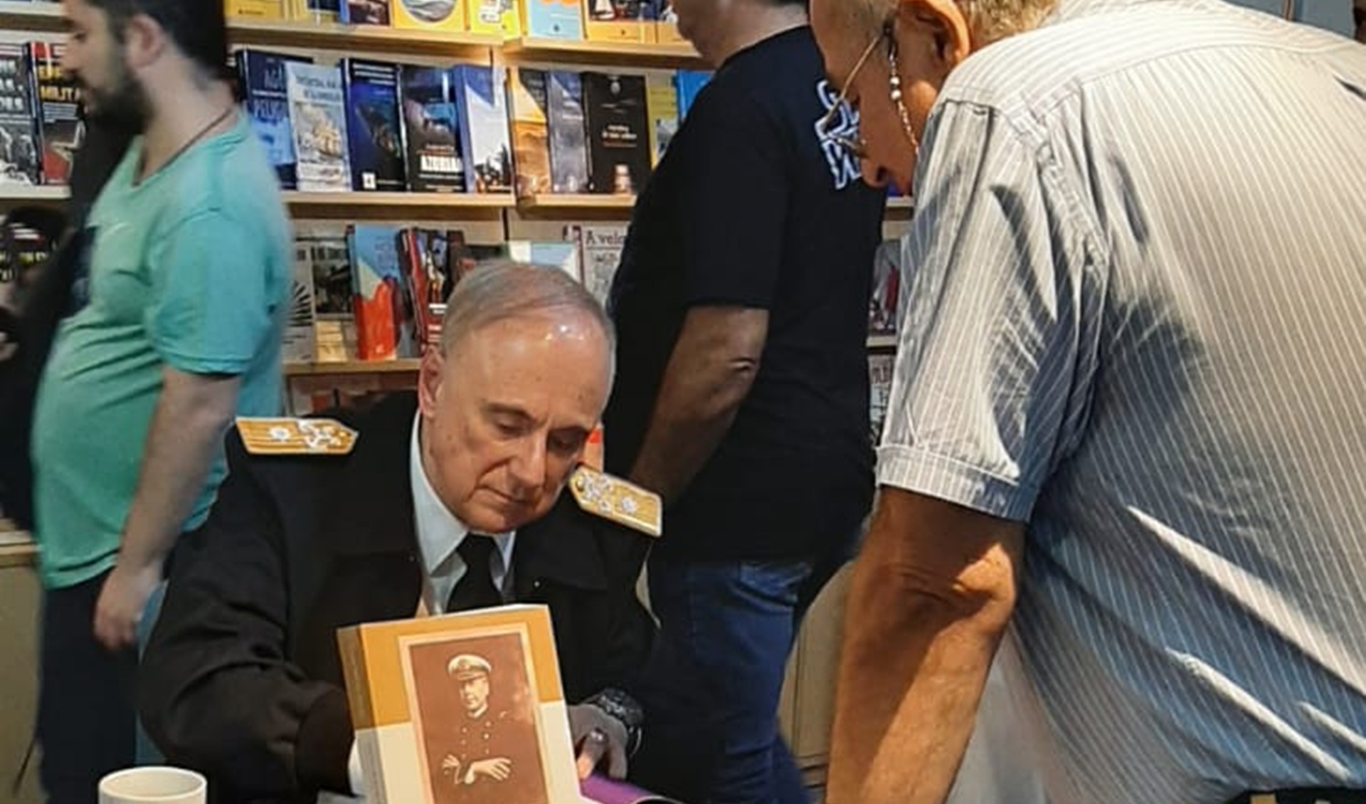 La obra del Comodoro de Marina de la Reserva Naval, Embajador Carlos Piñeiro Iñíguez, se exhibió en el stand del Instituto de Publicaciones Navales.