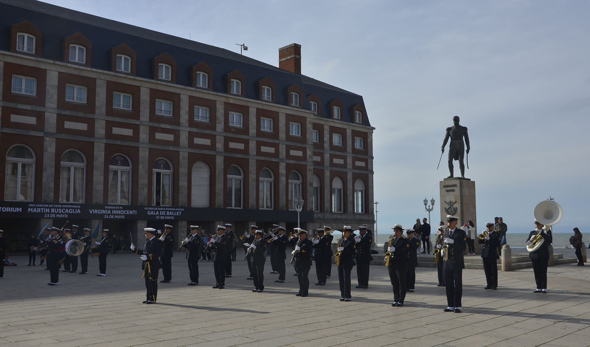 La Banda y Orquesta de Música del Área Naval Atlántica se presentaron en diferentes puntos de la ciudad para celebrar el Día de la Armada.