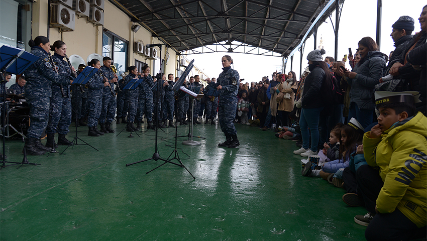 La propuesta, con entrada libre y gratuita, incluye visitas a la fragata ARA “Libertad”, museos y medios de la Infantería de Marina, además de poder conocer las diversas opciones de ingreso a la Armada Argentina.