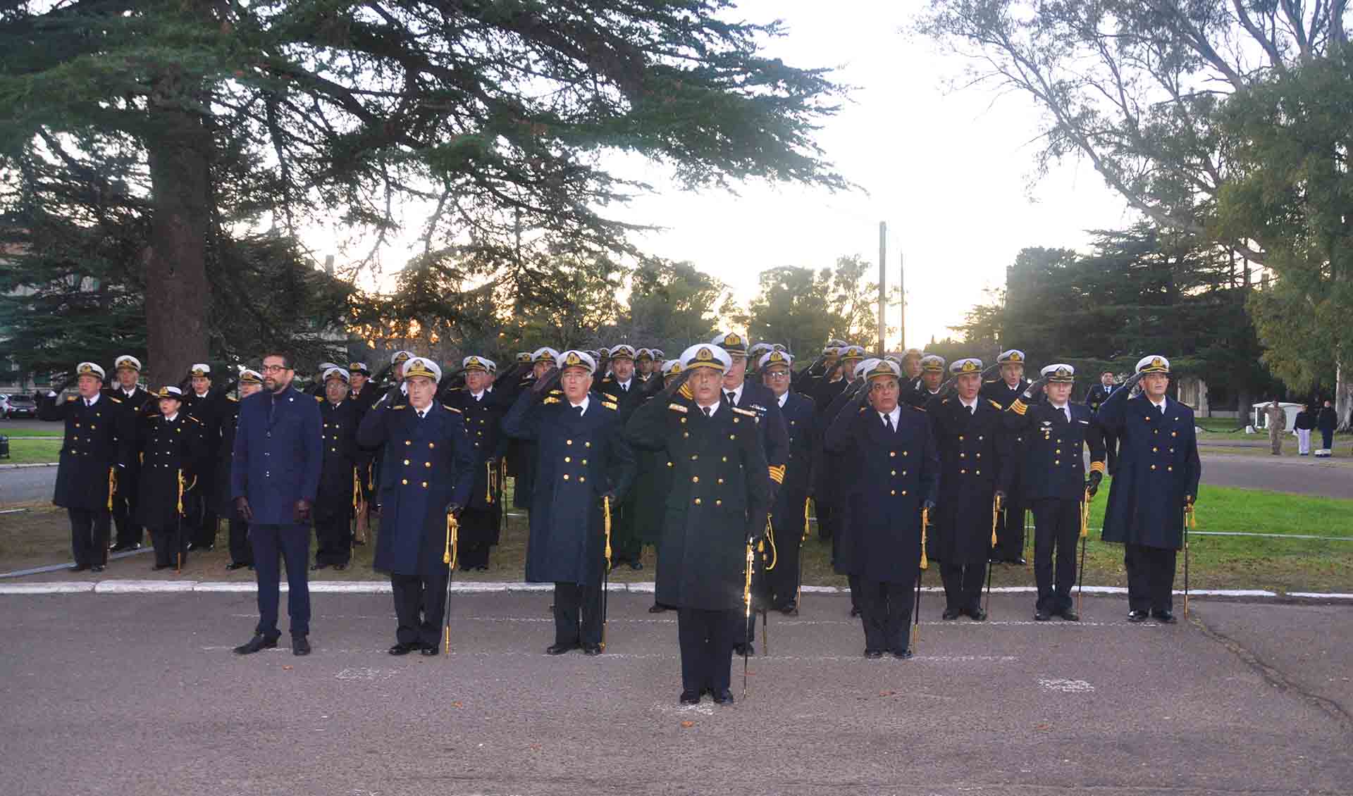 La ceremonia se realizó en la Plaza Juncal y fue presidida por el Comandante de Adiestramiento y Alistamiento de la Armada.