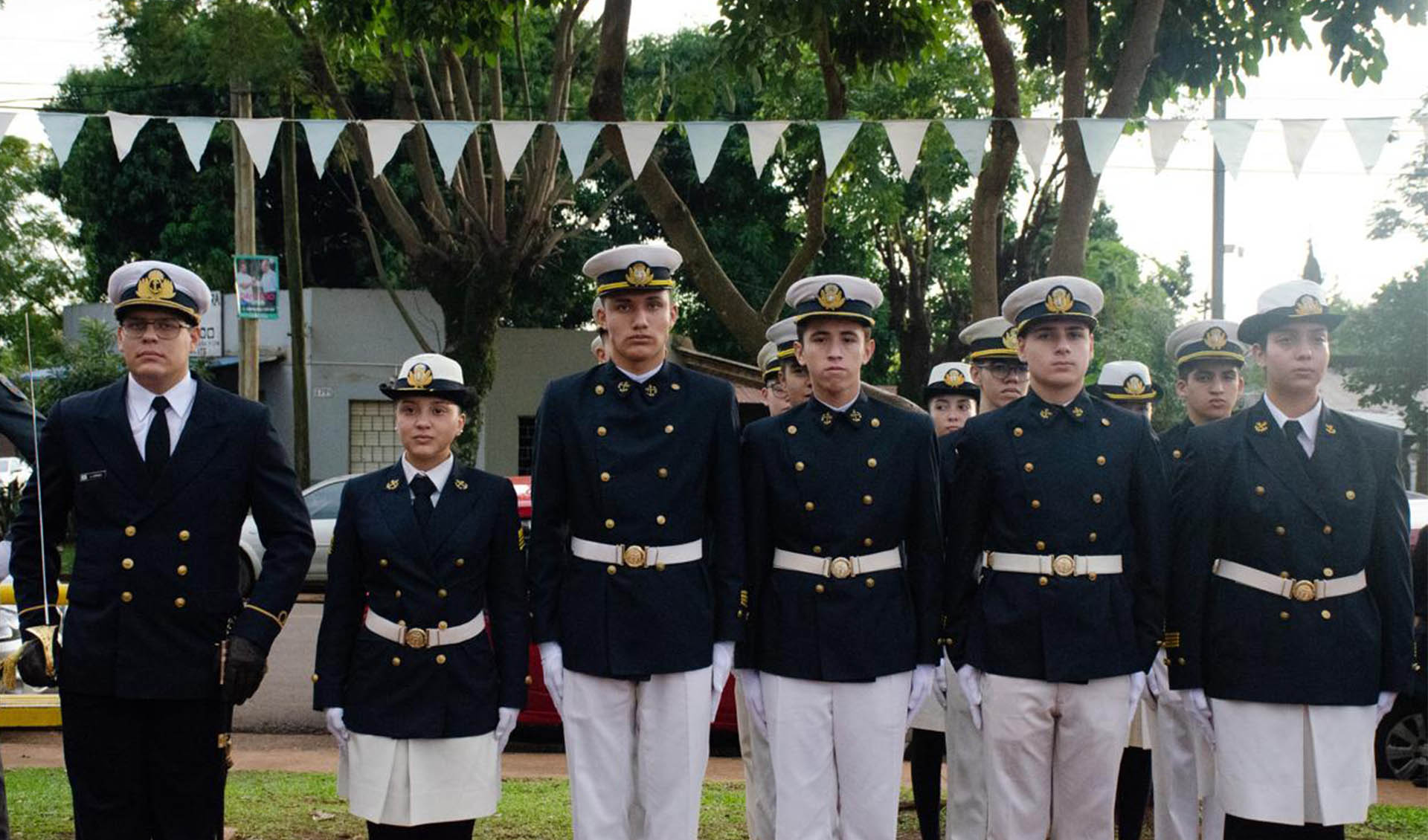 Cadetes del Liceo Naval participaron de los actos conmemorativos por el aniversario de la Revolución de Mayo en distintos puntos de la provincia de Misiones.
