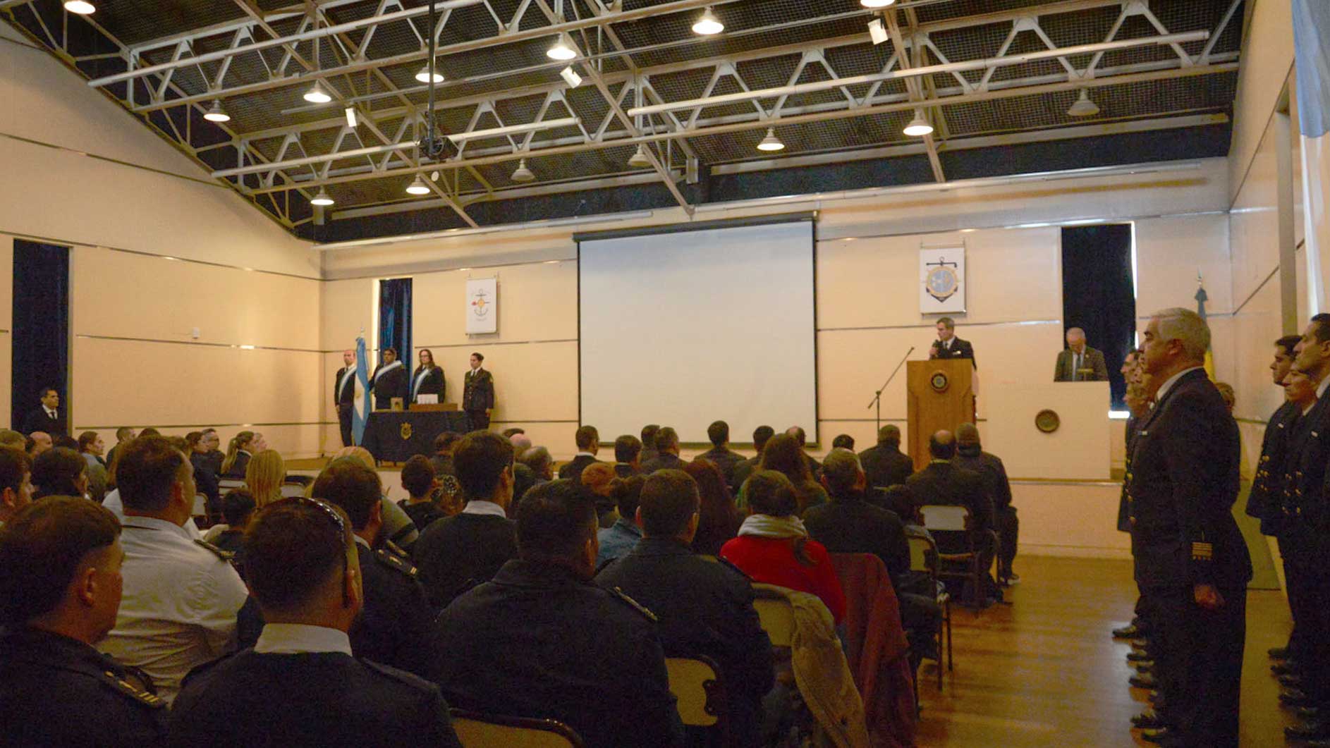 Los egresados recibieron sus compromisos profesionales en un emotivo acto encabezado por autoridades navales y familiares.