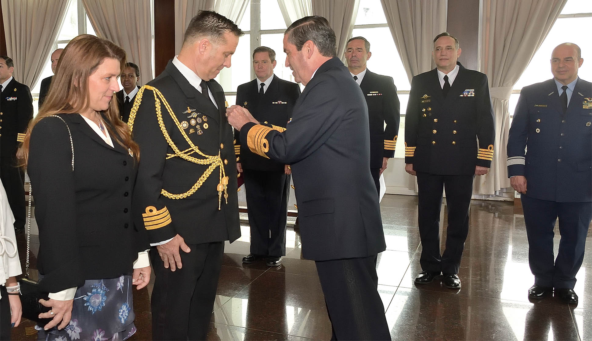 El Capitán de Navío Francisco José Risso Castiglioni recibió la “Medalla de la Armada Argentina al Mérito” tras finalizar sus funciones en nuestro país.