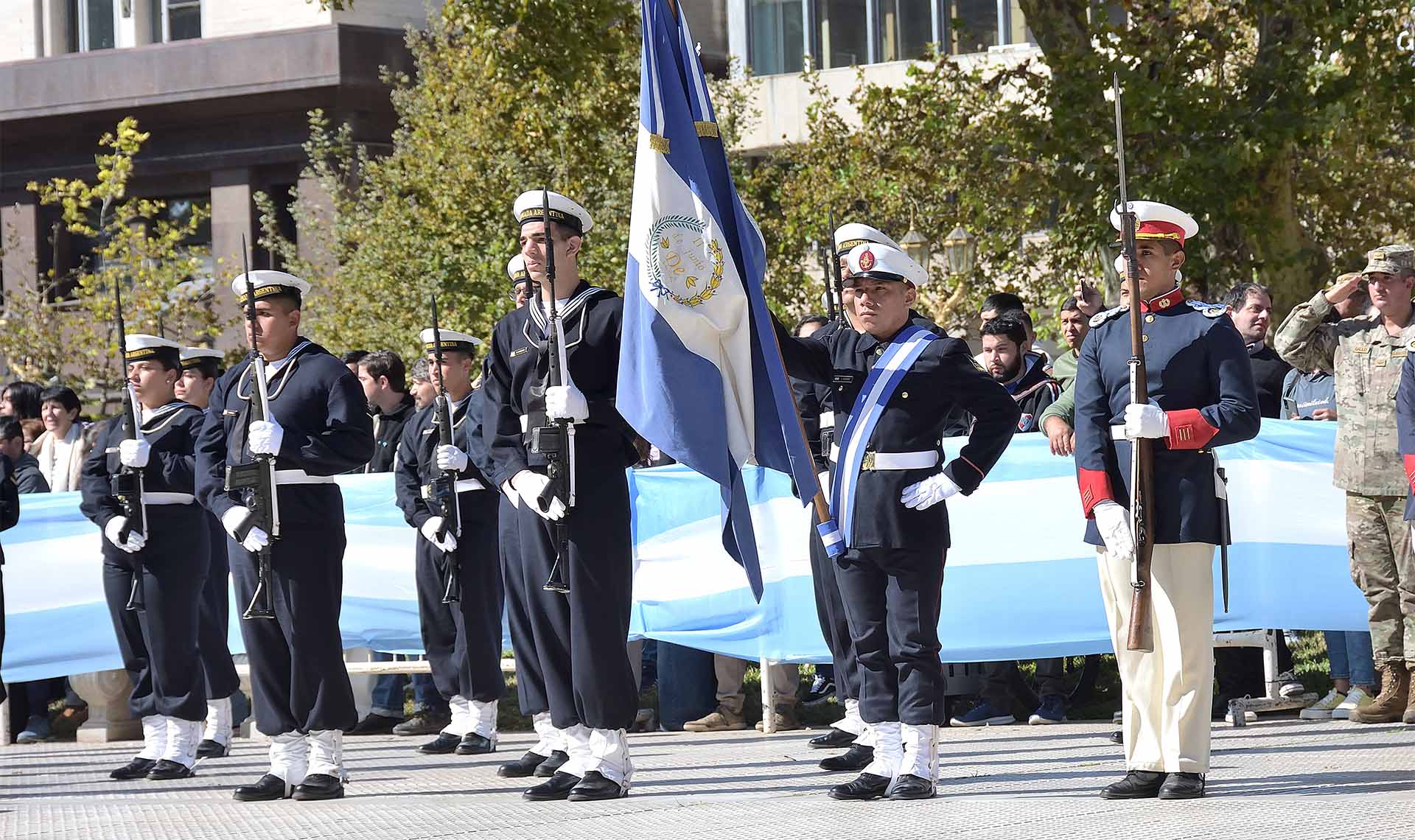 La Armada Argentina participó de una nueva ceremonia junto al Ejército Argentino y la Fuerza Aérea Argentina, con uniformes históricos frente a la Casa Rosada.