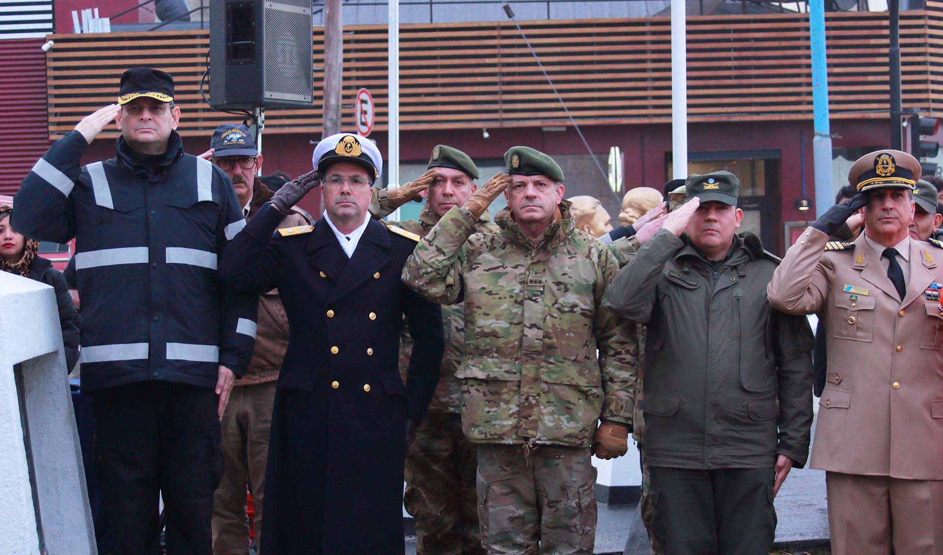 La ceremonia contó con la participación del Comandante del Área Naval Austral, Comodoro de Marina Guillermo Alberto Prada.