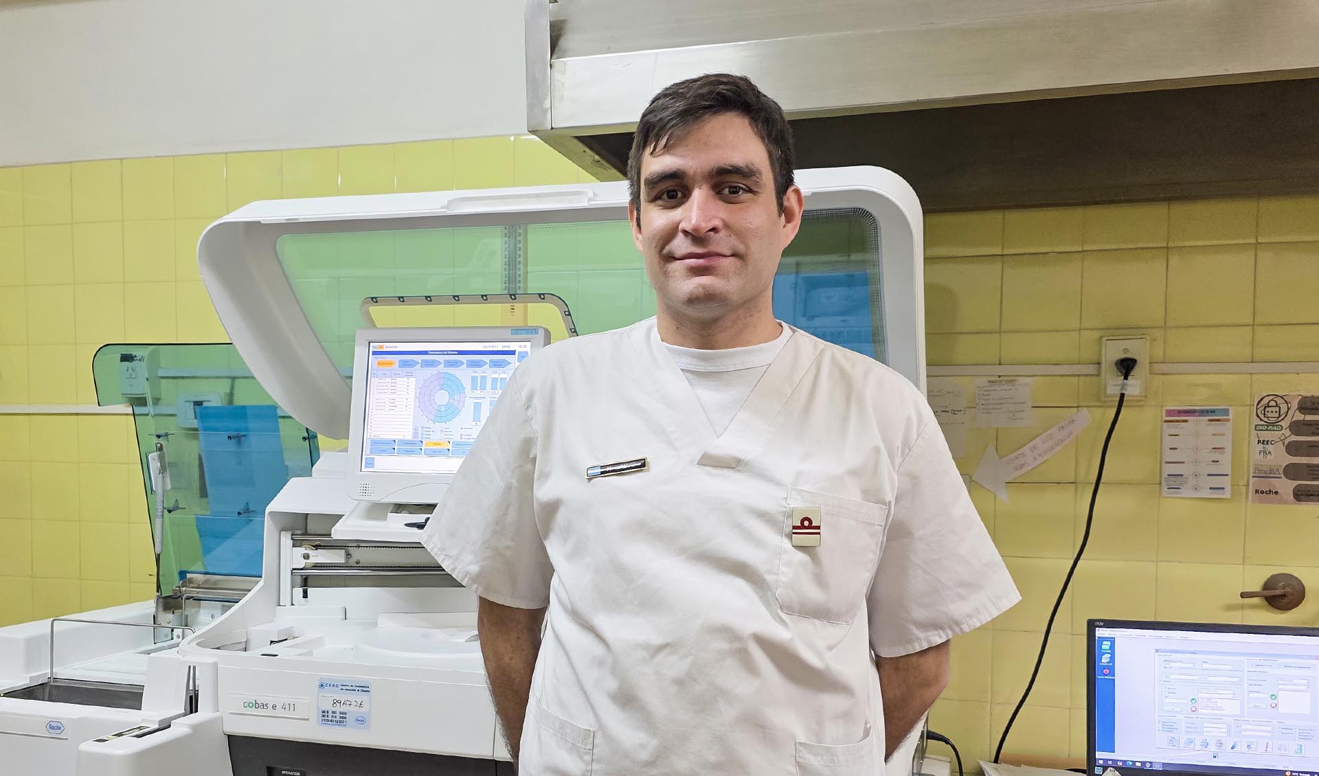 Hoy se celebra en Argentina el Día del Bioquímico. La Armada cuenta con profesionales bioquímicos cuya tarea es fundamental en el cuidado de la salud y el diagnóstico clínico. Uno de ellos es el Teniente de Fragata Norberto Calvo.