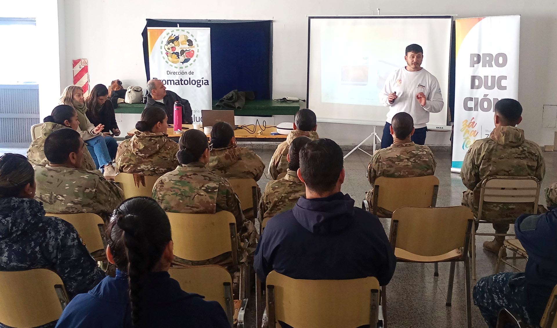 En coordinación con la Municipalidad, se aplicaron vacunas y se brindó una charla de manipulación de alimentos.