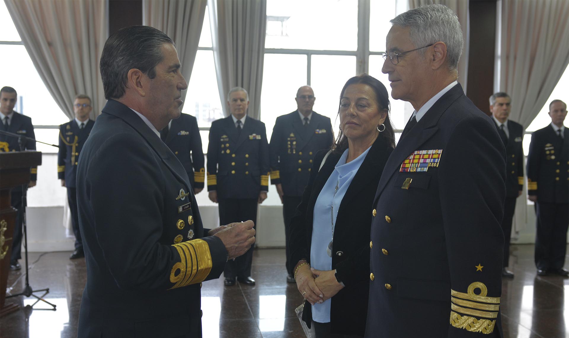 El Almirante General Antonio Piñeiro Sánchez recibió la “Cruz Naval a los Servicios Distinguidos”