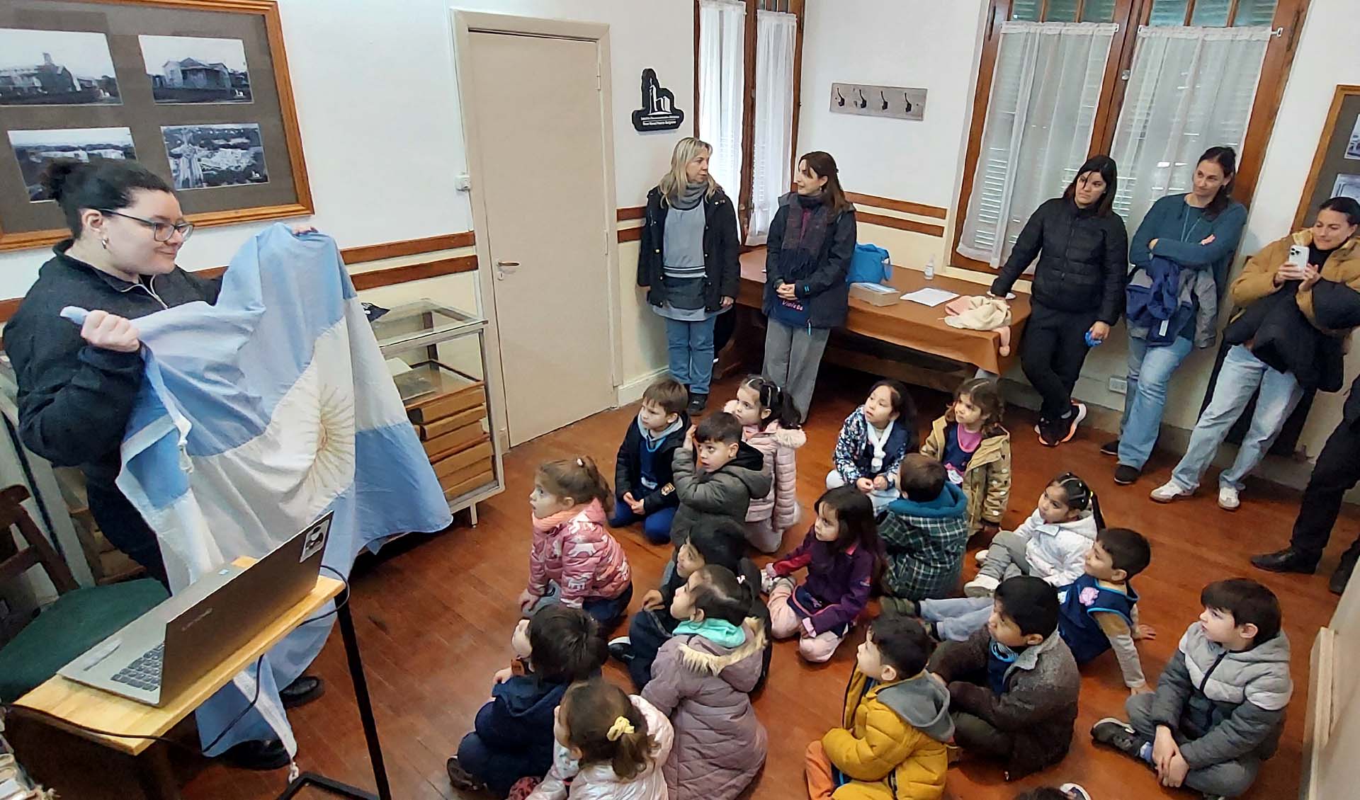 Durante la jornada, personal del destino les brindó una charla sobre la Bandera Nacional.