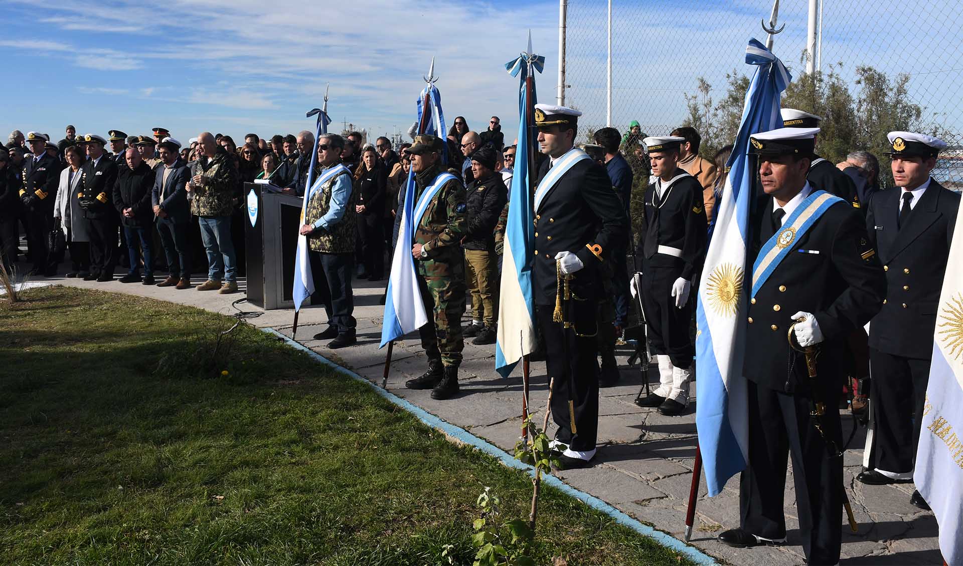 El acto se llevó a cabo en el monumento a los Caídos y Veteranos de la Guerra de Malvinas de la ciudad de Puerto Madryn.  