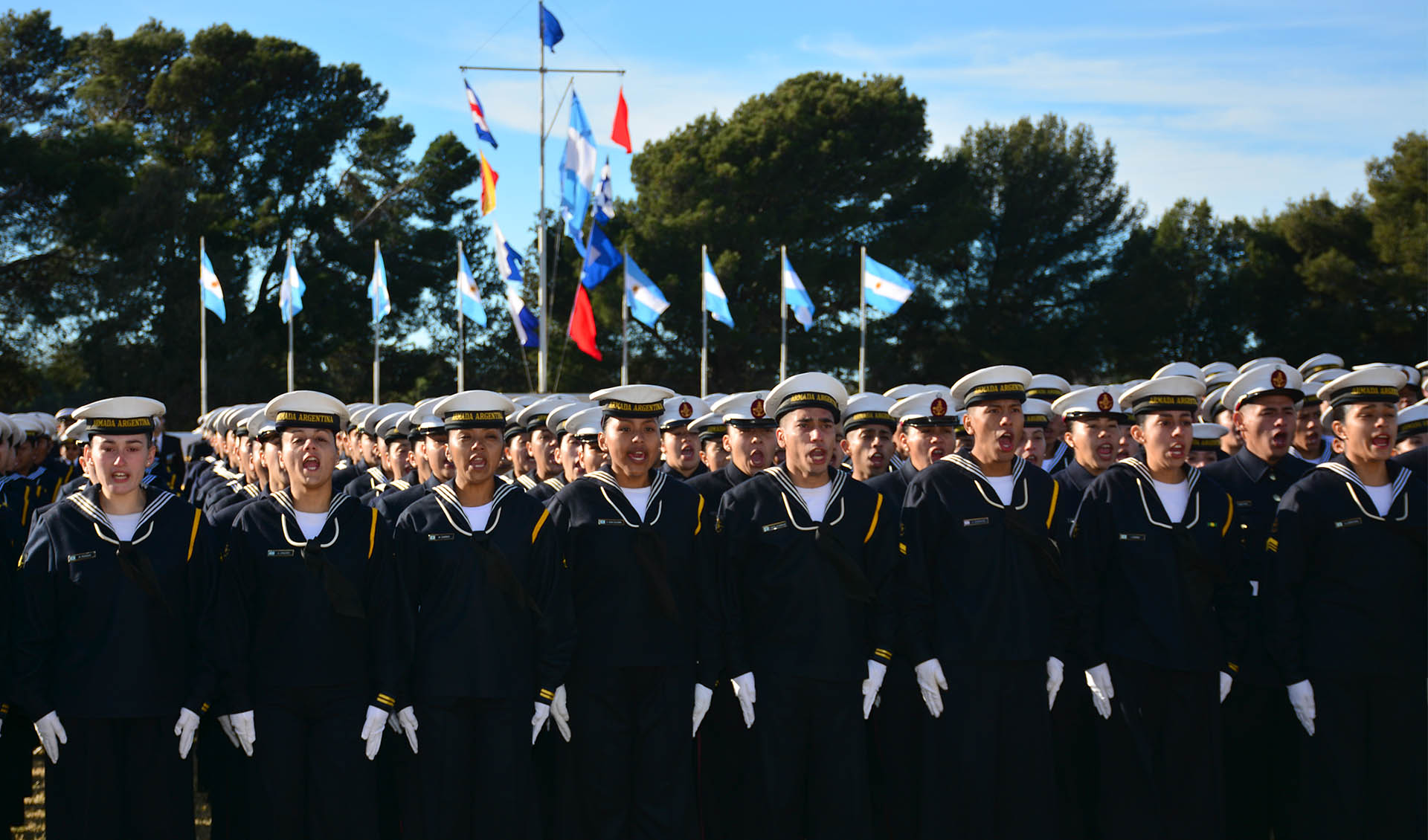 Personal de la Armada Argentina juró fidelidad a la insignia patria. También se entregaron espadas a los suboficiales recientemente ascendidos.