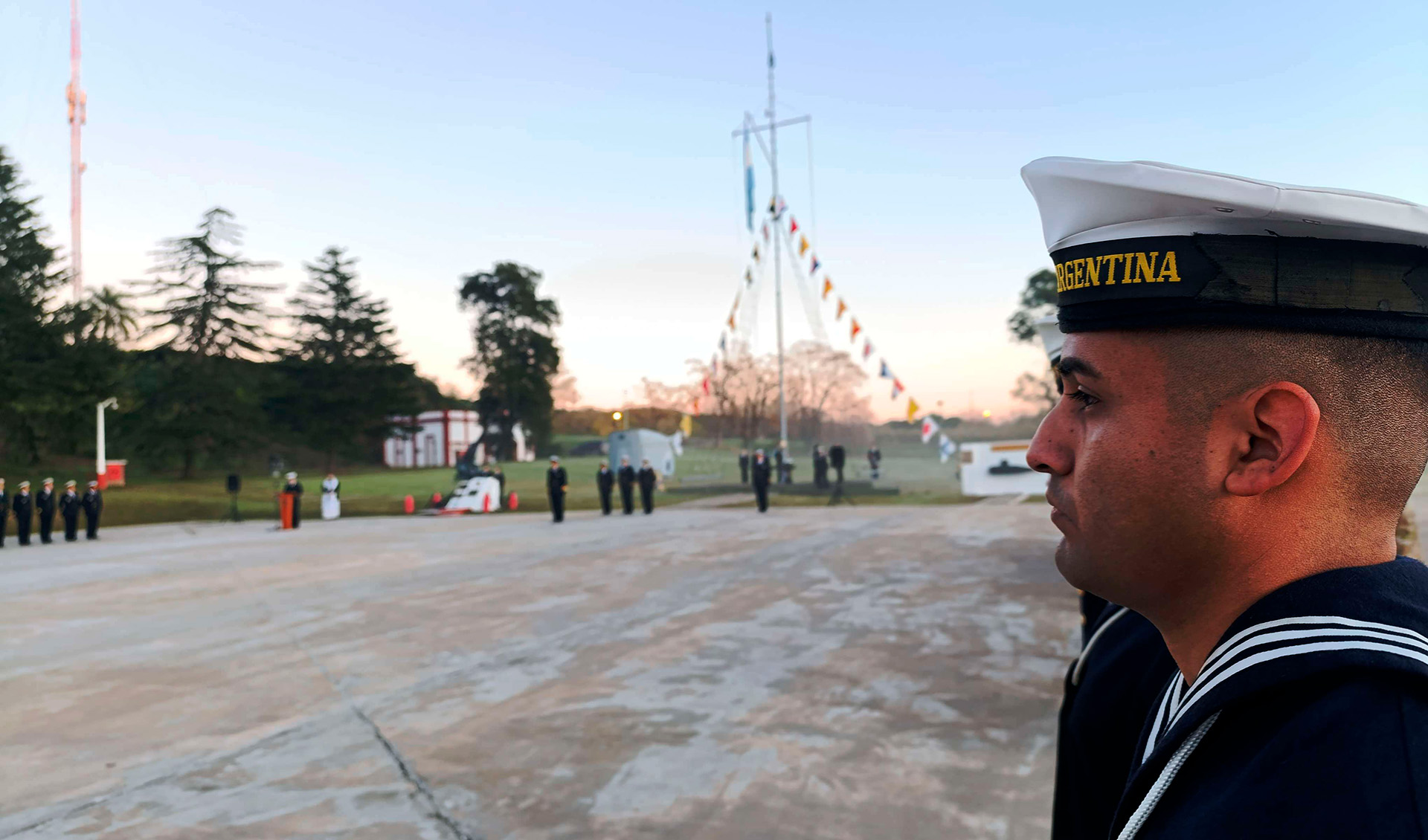 En la Plaza de Armas se rindió homenaje a la insignia patria y a su creador, Manuel Belgrano.