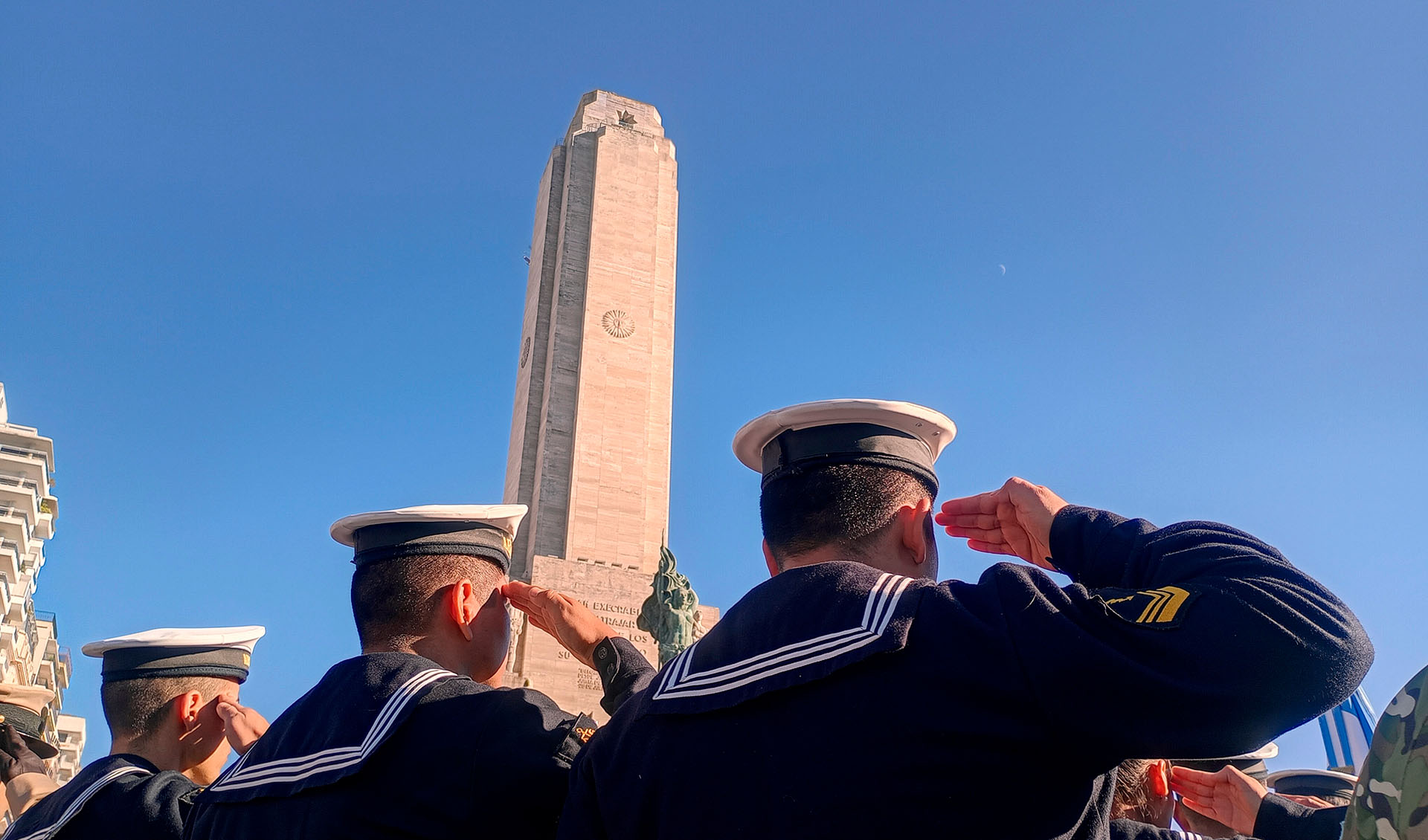 La Armada Argentina rindió homenaje al General Manuel Belgrano a bordo de las unidades de la División Patrullado Fluvial y en el Monumento a la Bandera.