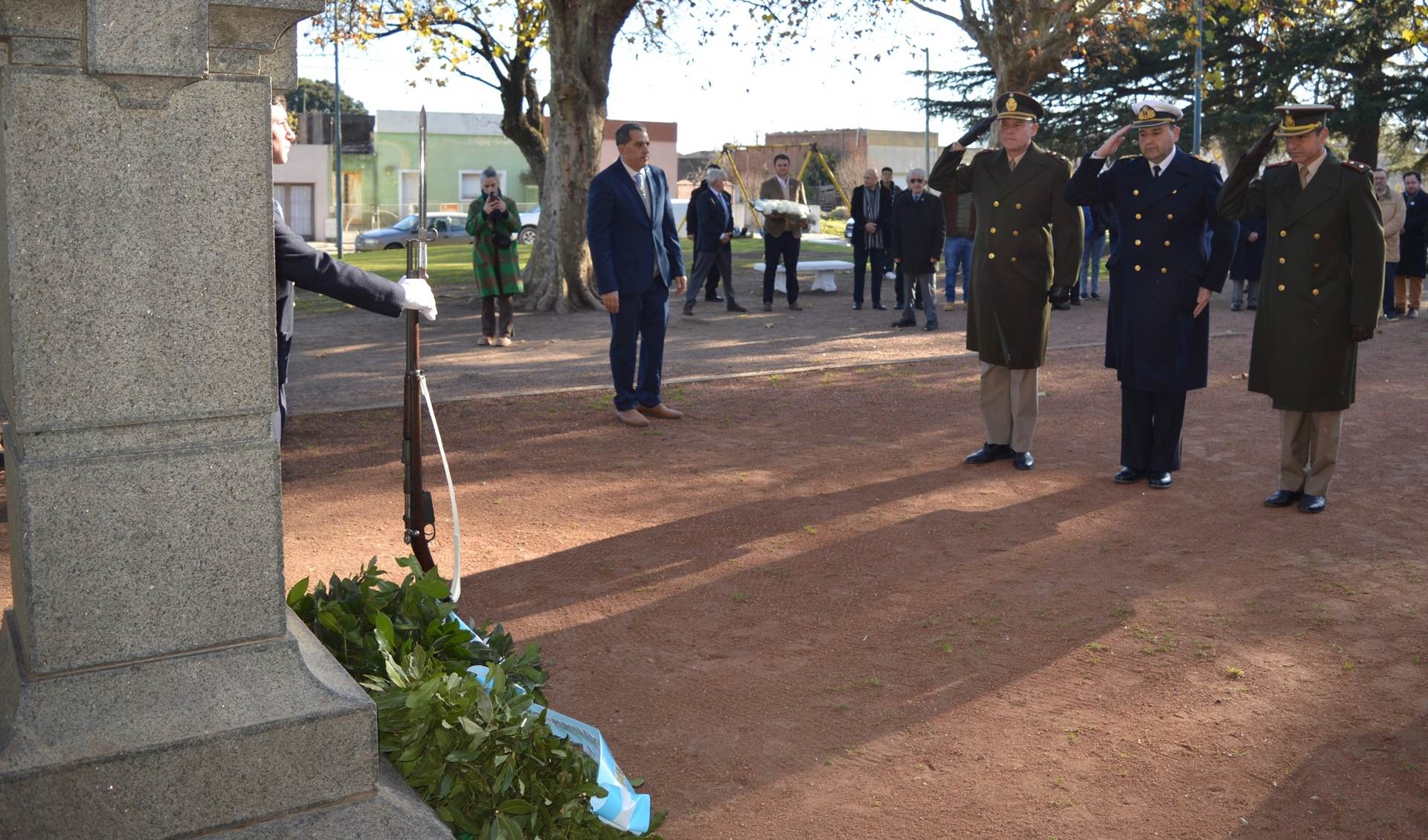 Una delegación naval formó parte del acto oficial que se llevó a cabo en la plaza homónima; después de la jura y promesa en el Parque Municipal.