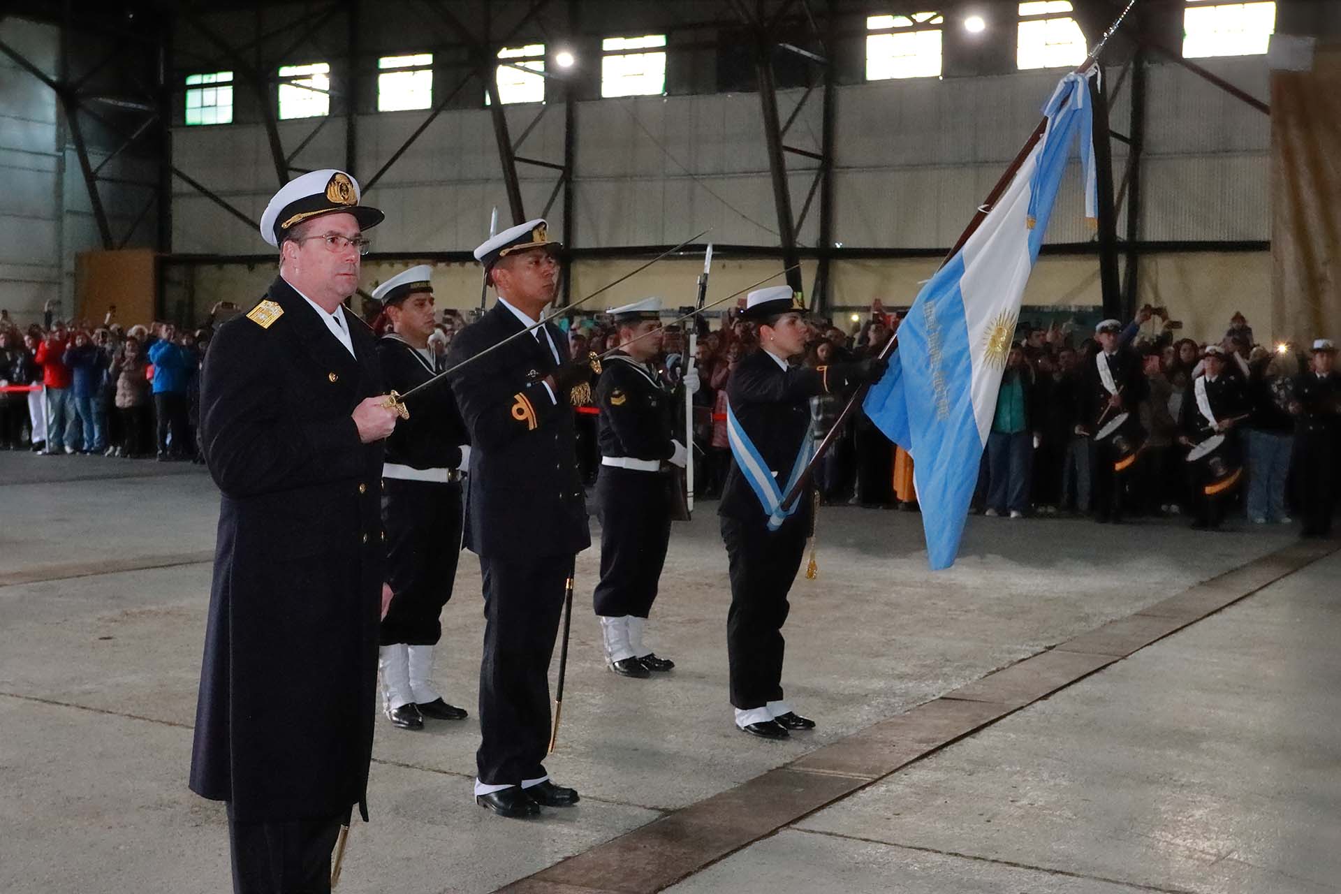 En el acto se realizó la Jura a la Bandera, entrega de espadas y medallas al personal militar y civil.