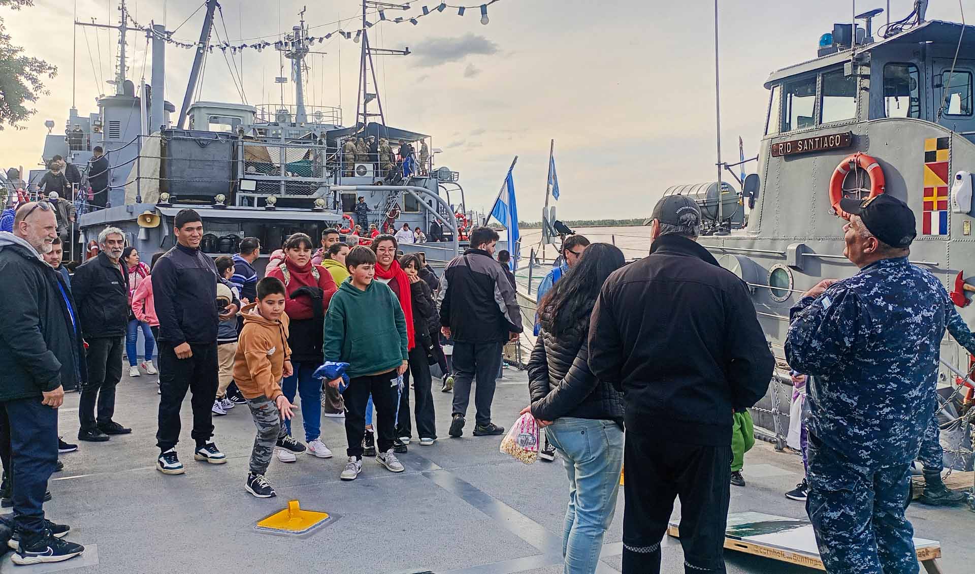 La comunidad santafesina y alumnos de establecimientos educativos visitaron las unidades navales y medios de la Institución.