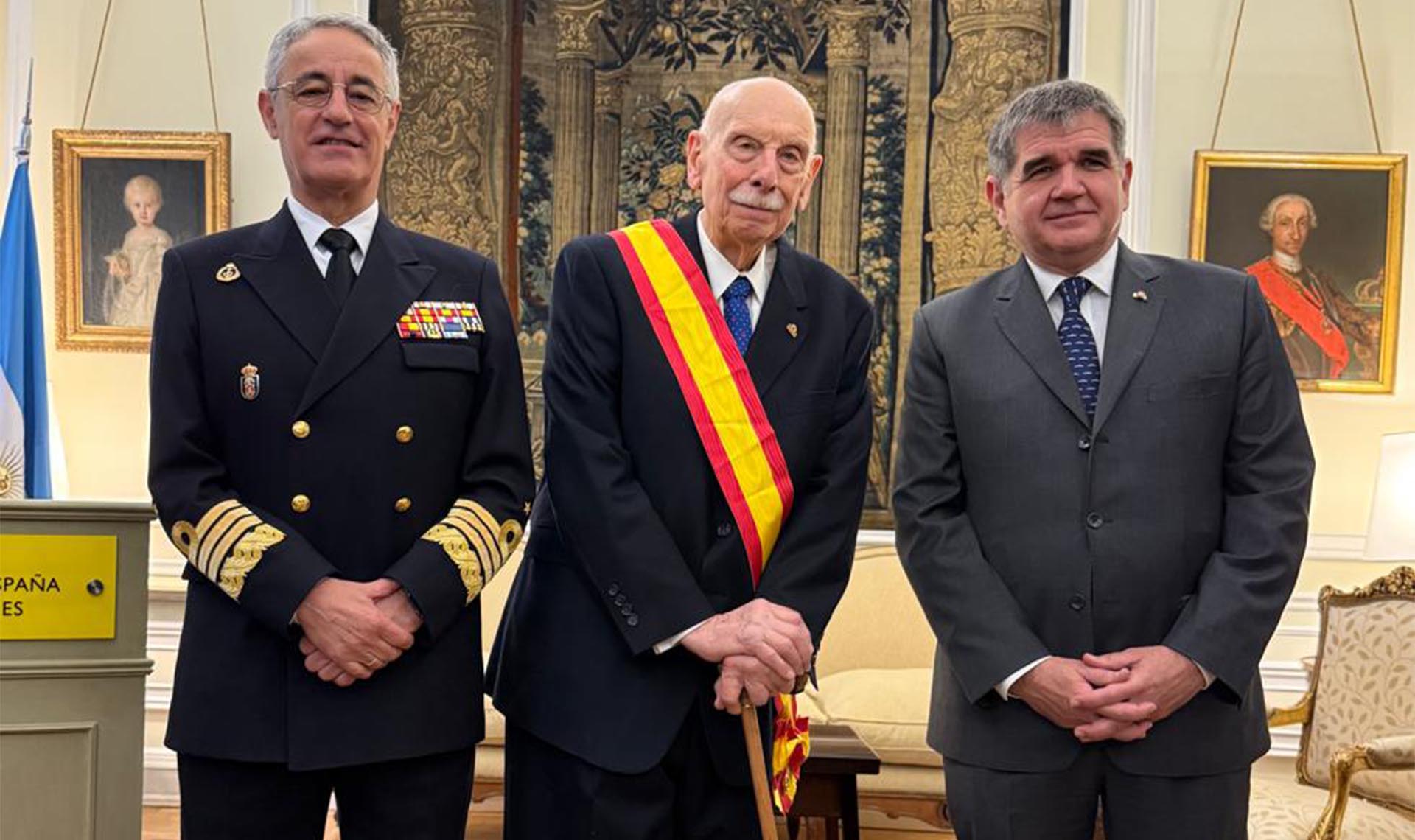 Es una de las máximas distinciones que puede recibir una persona por sus servicios a la Armada Española.