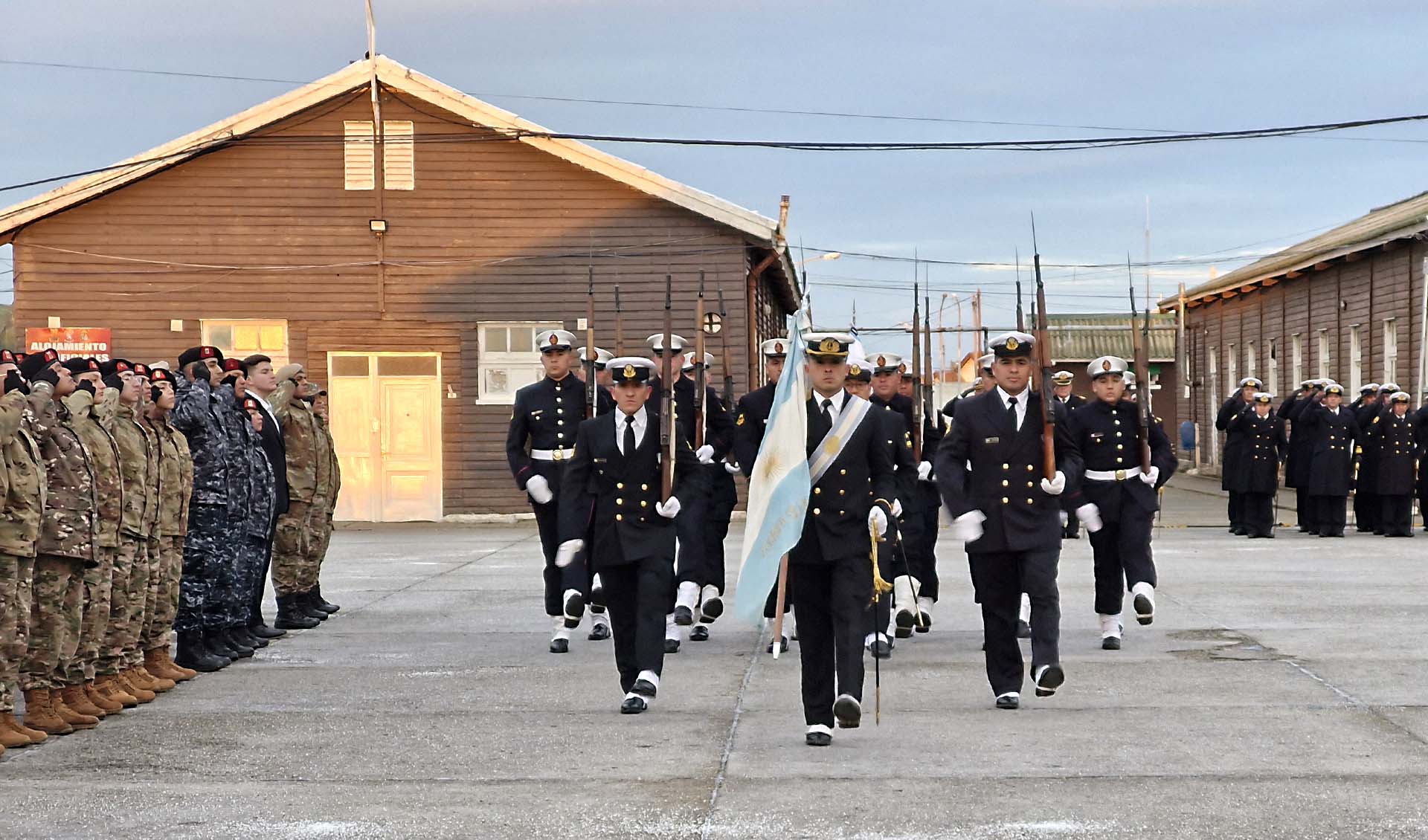 Marineros Tropa Voluntaria juraron fidelidad a la bandera y se entregaron espadas al personal de Suboficiales.