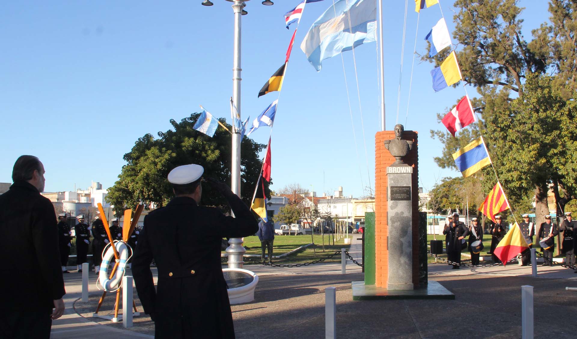 La ceremonia, realizada en la plaza bahiense que lleva su nombre, fue presidida por el Comandante de la Fuerza Aeronaval N°2.