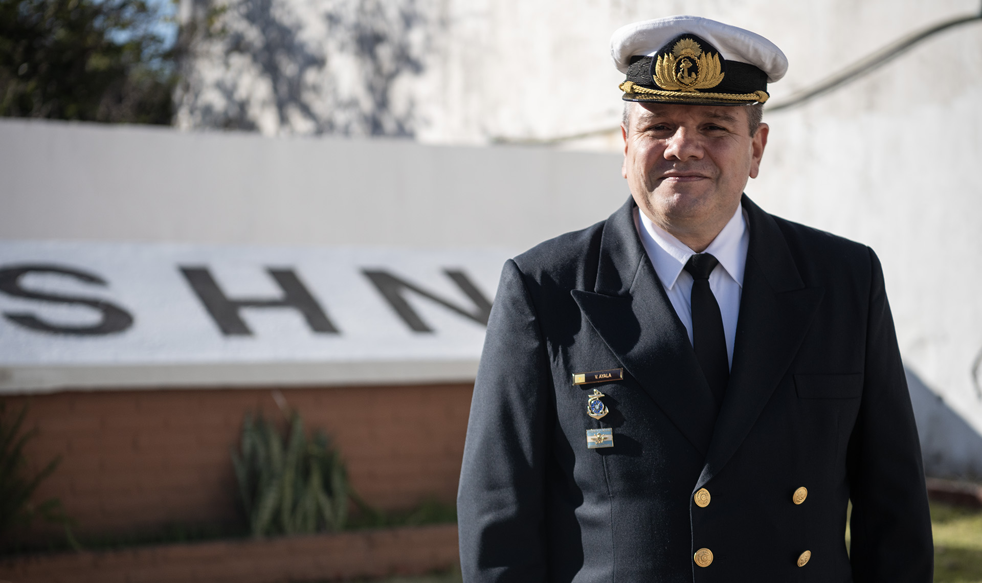 Con 27 años de servicio, el Teniente de Navío Víctor Manuel Ayala traza su camino en la Armada con pasión por la cartografía y vocación por el mar.