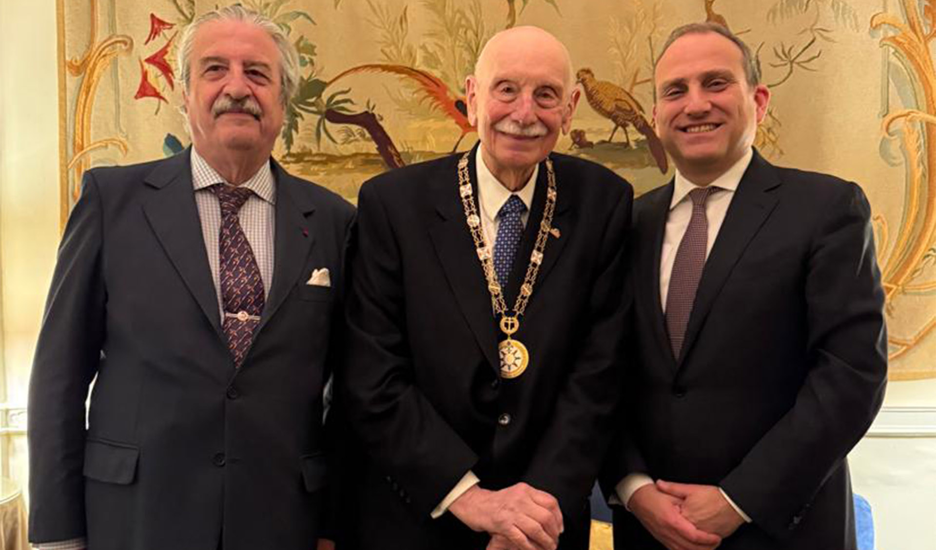 El historiador recibió el collar de miembro asociado en la sección Historia Naval, de la Academia da Marinha, órgano oficial de investigación de la Marina portuguesa.