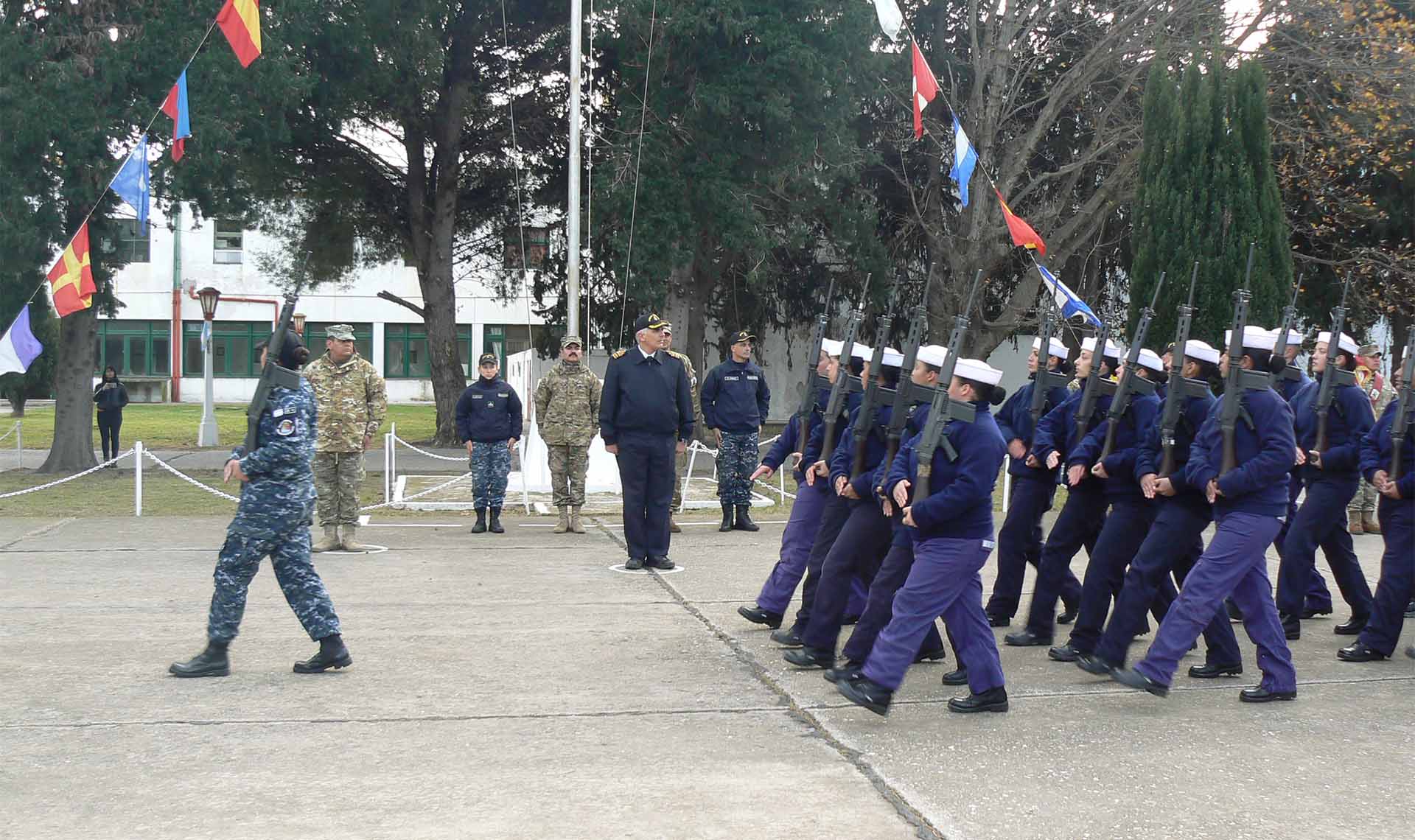 La ceremonia tuvo lugar en el Batallón de Seguridad, ante la presencia de autoridades navales y familiares.