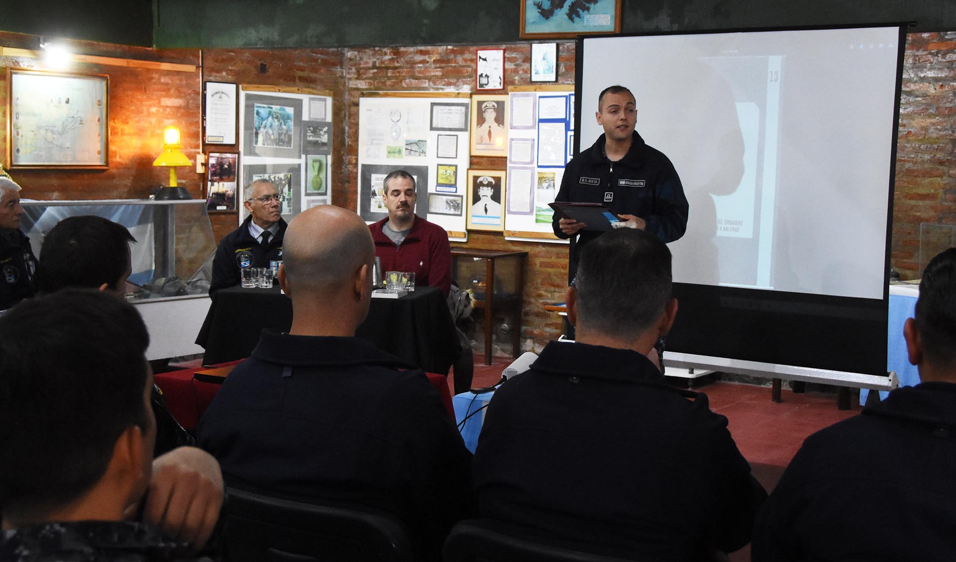 La obra, autoría de Juan Terranova, se dio a conocer en el Museo de la Fuerza de Submarinos.