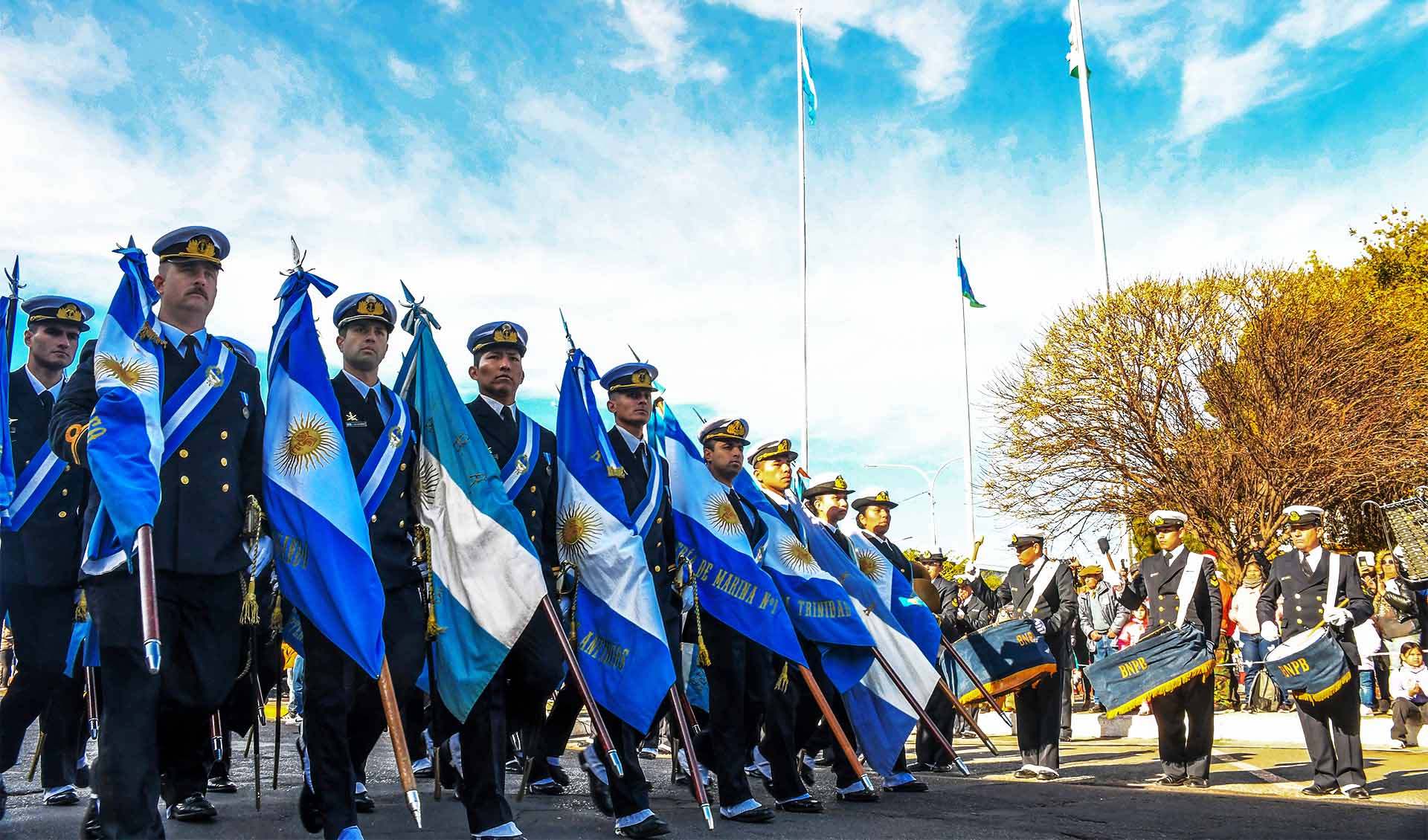 Personal y medios de la Institución participaron del tradicional desfile cívico-militar de la ciudad. Autoridades navales de la zona acompañaron los festejos y la Banda de Música de la Base Naval Puerto Belgrano engalanó la jornada.