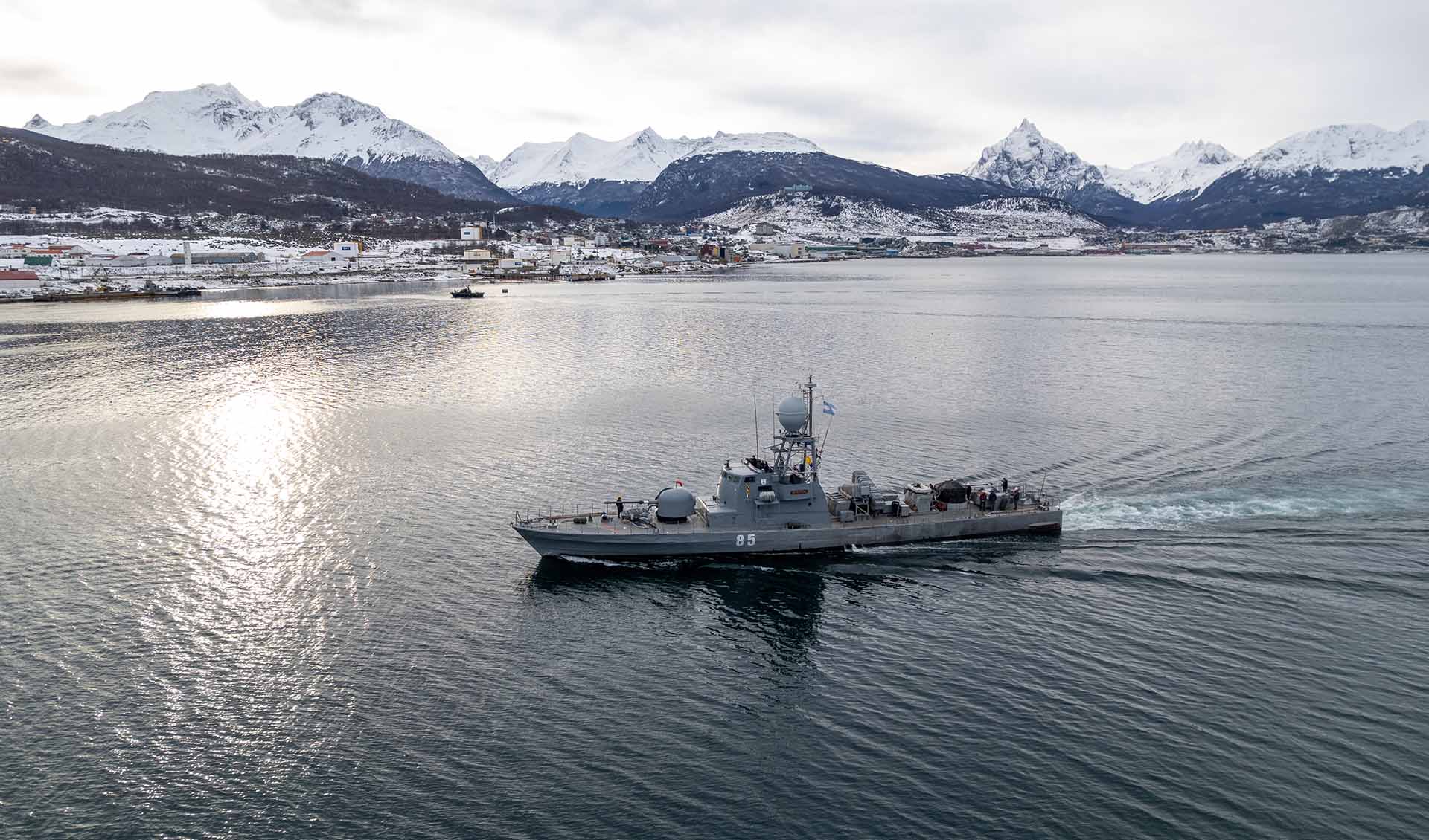 A bordo de una aeronave de exploración P-3-C Orion, observaron actividades operativas de unidades de la División Patrullado Austral y el retorno al mar de la lancha rápida ARA “Intrépida”.
