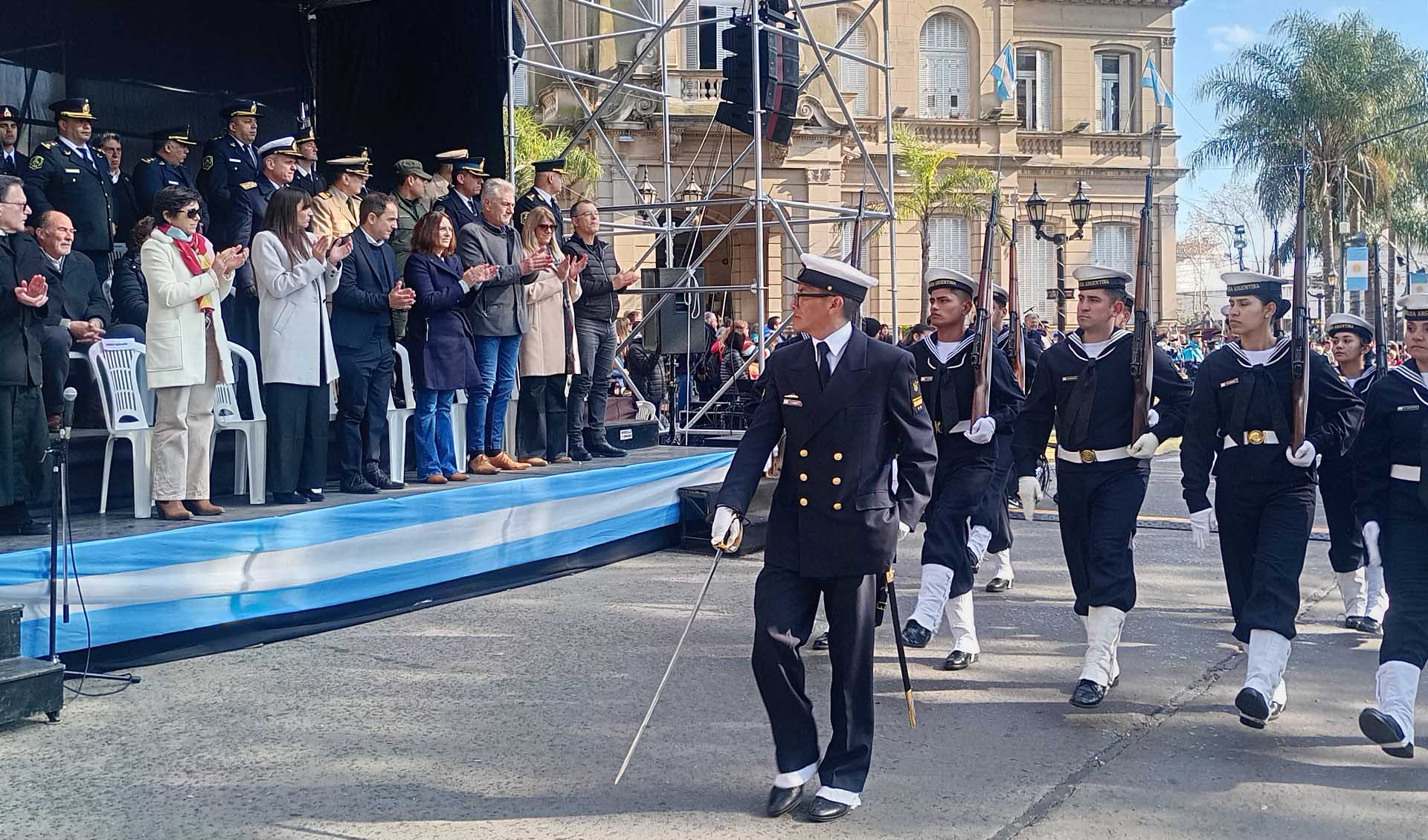 Personal y medios del Área Naval Fluvial participaron del desfile organizado por la municipalidad.