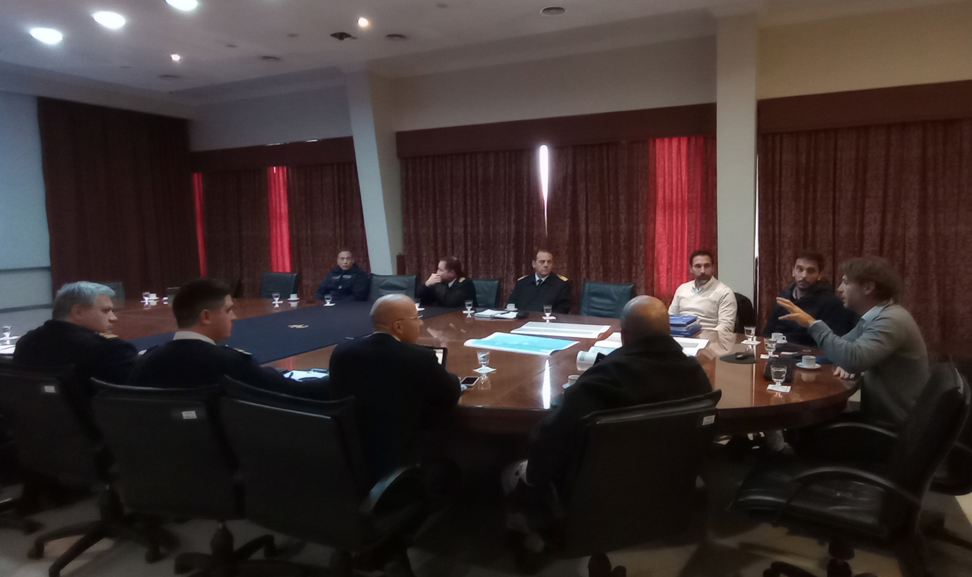 Durante una reunión se trató el tema del futuro de la explotación off- shore en la Argentina.