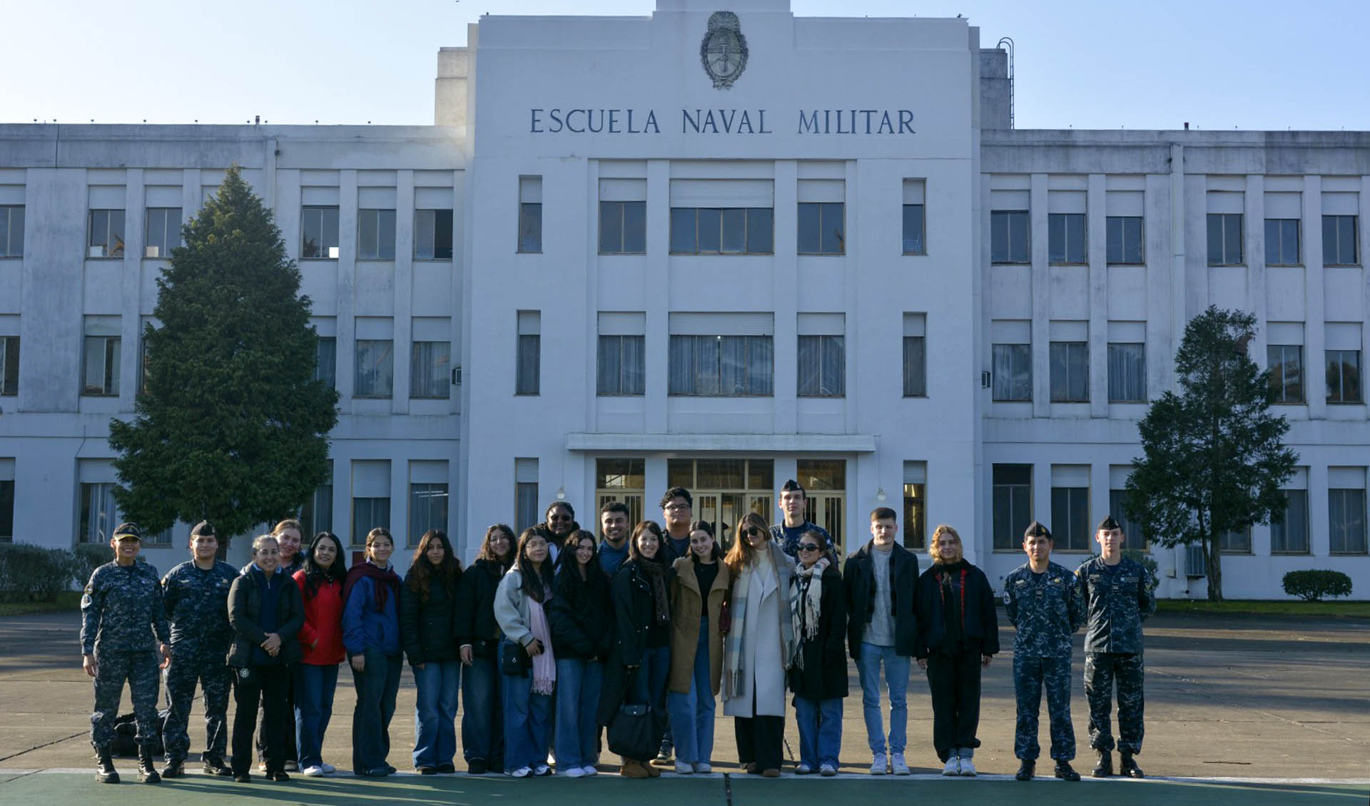 Estudiantes de la Universidad Internacional de Florida efectuaron un recorrido por la sede del Estado Mayor General de la Armada y la Escuela Naval Militar.