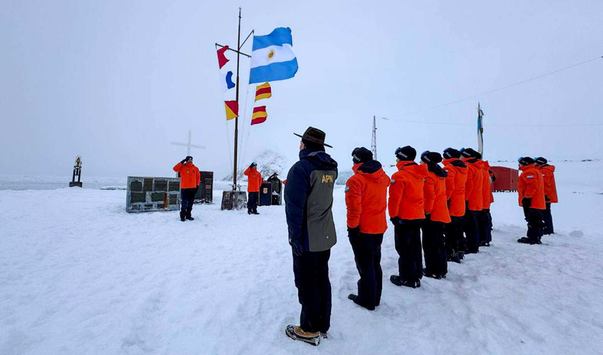 El personal de la Base Antártica Conjunta Orcadas recordó los hechos históricos durante una ceremonia conmemorativa.