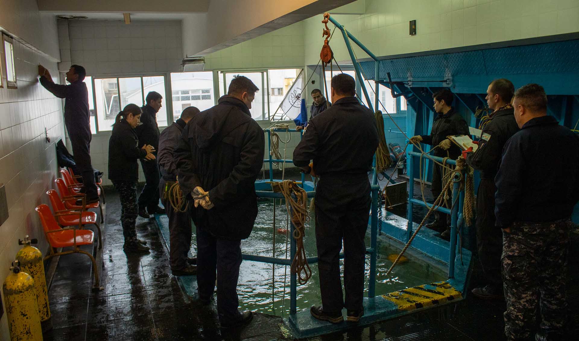 Finalizó la instrucción práctica de reflotamiento de pontón en el Curso de Buceo Salvamento.