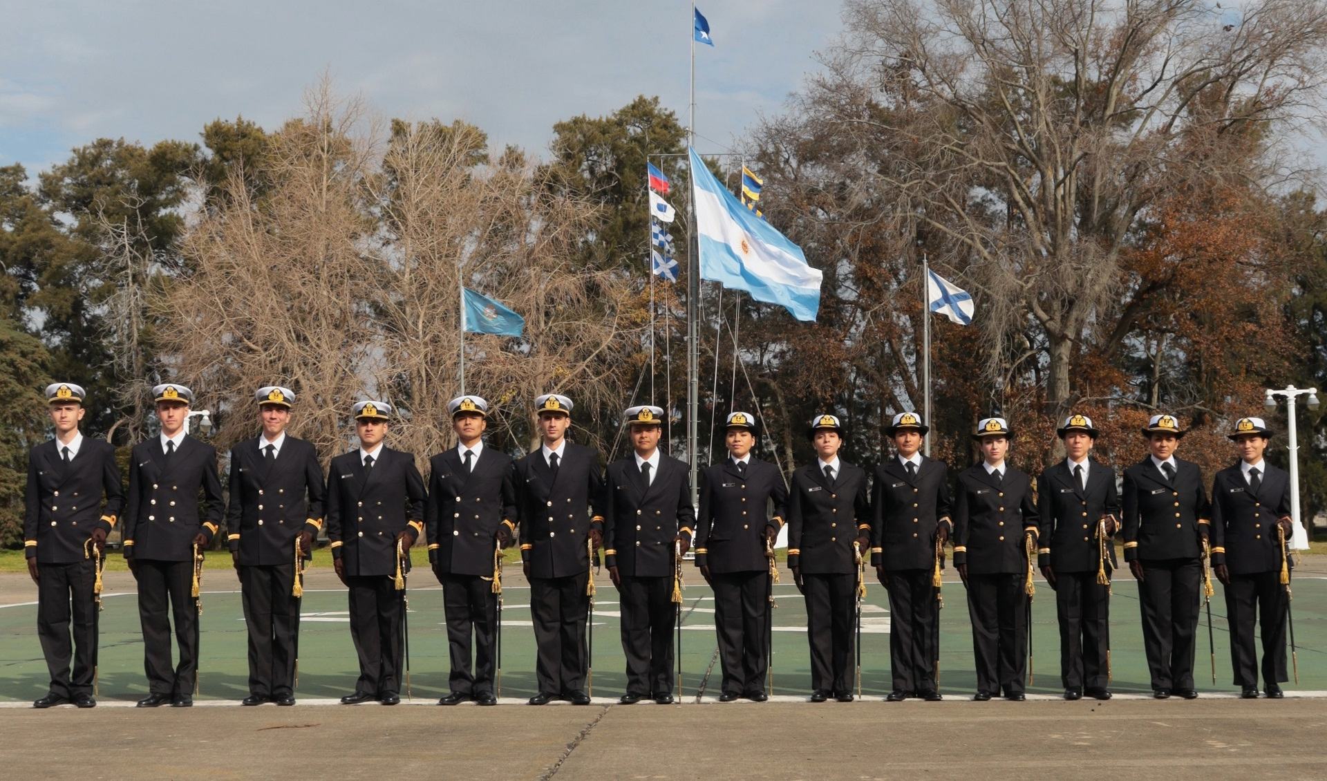Los graduados universitarios se incorporaron al cuadro de Oficiales de la Armada Argentina después de finalizar el primer Curso de Integración Naval de este año.