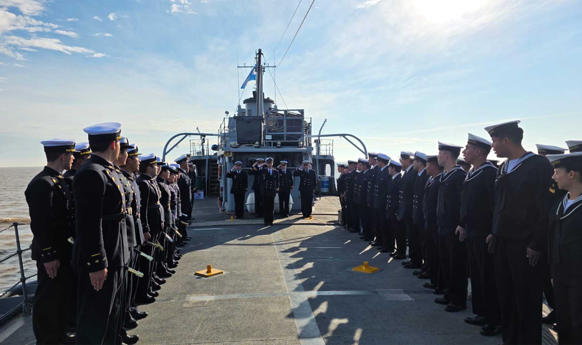 En navegación a Rosario, junto a cadetes de la Escuela Naval Militar se celebró el 209° aniversario de la declaración de la Independencia y se entregaron espadas.