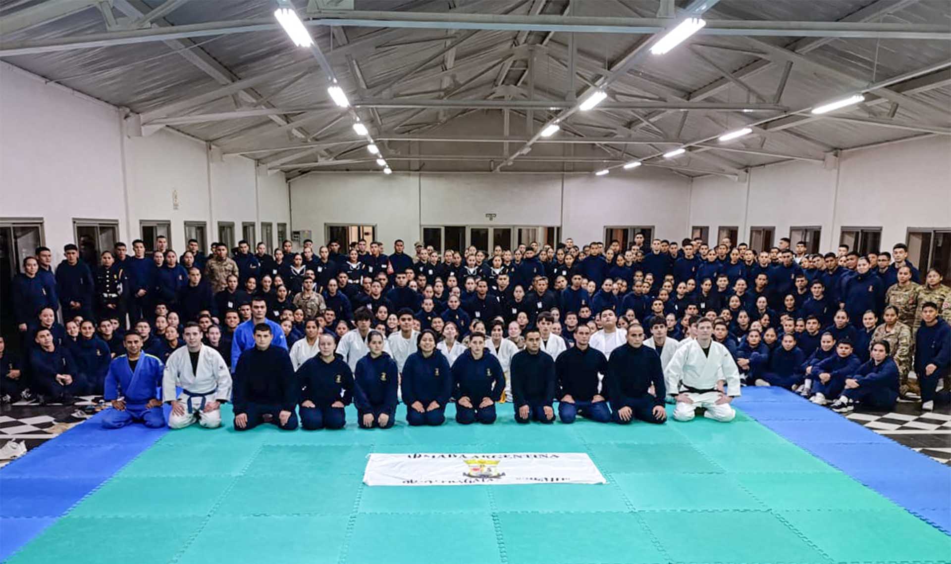 Fue realizada por aspirantes que conforman el equipo representativo del establecimiento de formación e integrantes del Dojo “Fragata Sarmiento”.