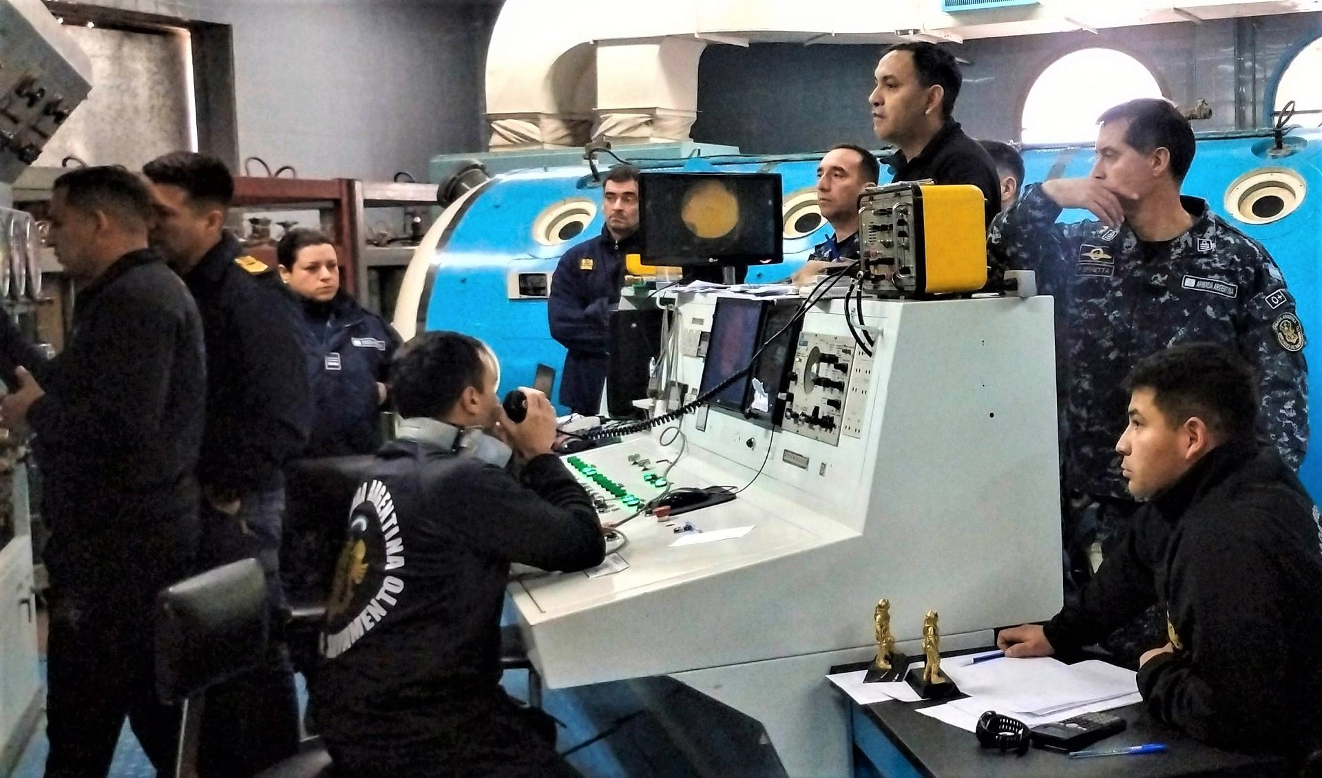 La actividad se llevó a cabo en el Centro Hiperbárico de la Escuela de Buceo y contó con la participación de oficiales y suboficiales.