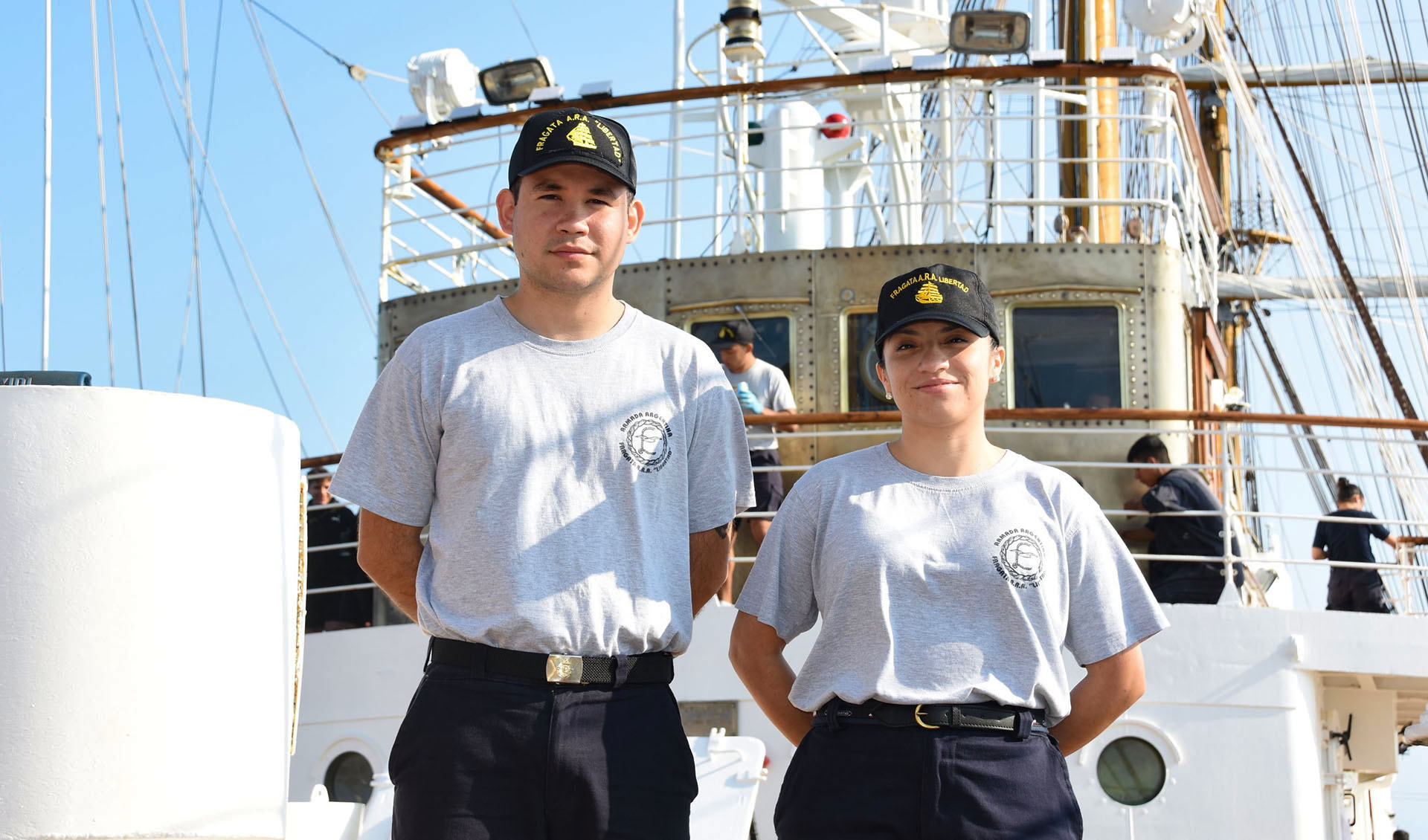 Durante el Viaje de Instrucción Nº 53, dos cabos comunicantes combinan su vocación naval con la pasión por la radio afición a bordo de la fragata ARA “Libertad” (FRLI). Se trata de la Cabo Principal Jessica Melisa Vega, oriunda de la capital salteña, y el Cabo Primero Kevin Bogado de Garuhapé, Misiones.
