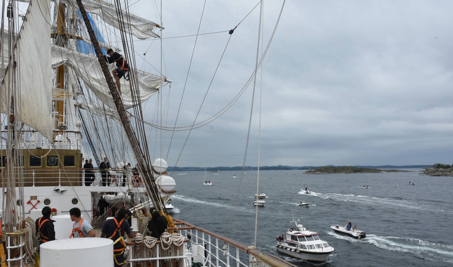 Luego de cumplir exitosamente y por primera vez su estadía en Kristiansand, Noruega, soltó amarras por la mañana y ganó las aguas del Mar del Norte rumbo a Hamburgo, Alemania.