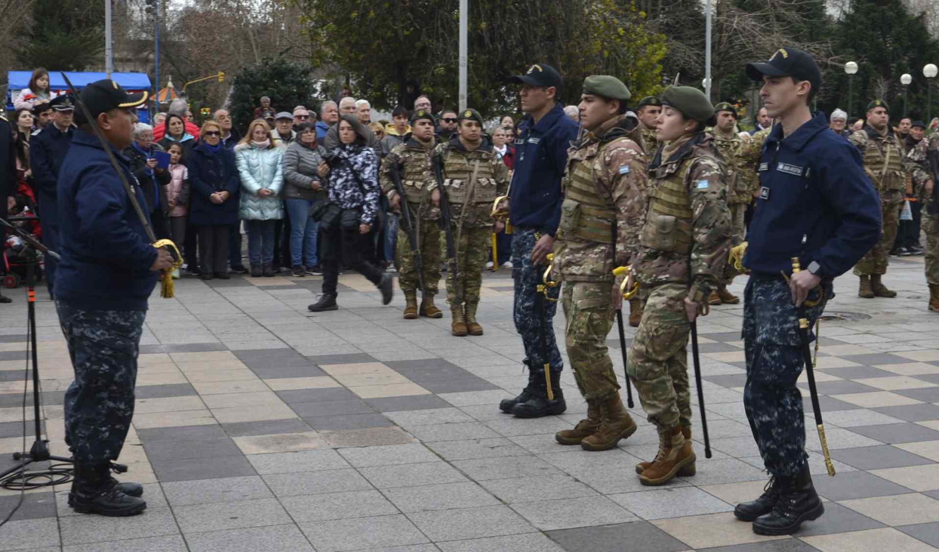 Las Fuerzas Armadas realizaron por primera vez en esa ciudad el tradicional relevo de guardia en la explanada de la Catedral.