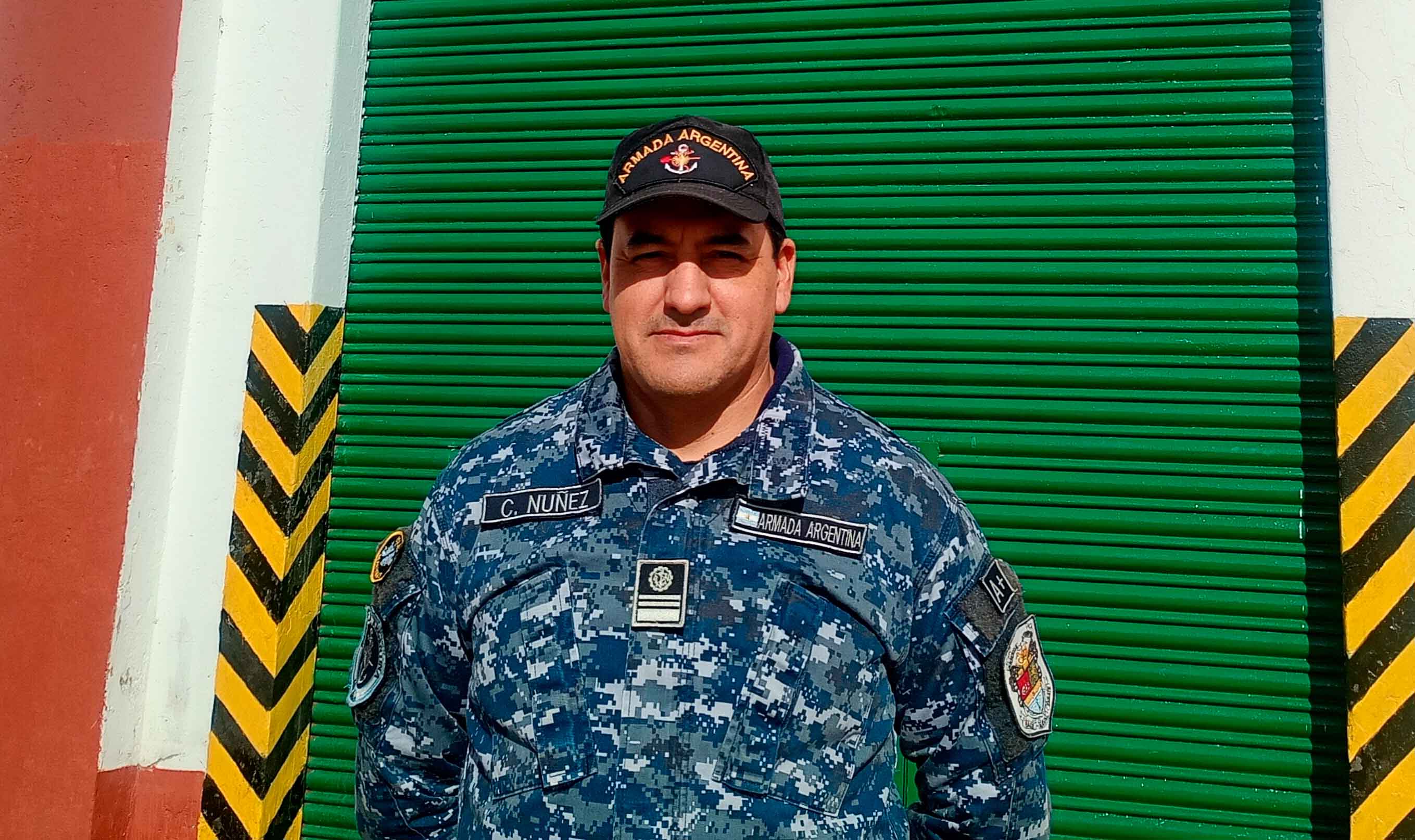 El Suboficial Primero Arsenales Cristian Andrés Núñez es egresado de la segunda promoción de la especialidad en la Escuela de Suboficiales de la Armada y en sus 25 años de servicio, porta con orgullo el distintivo que lo identifica.