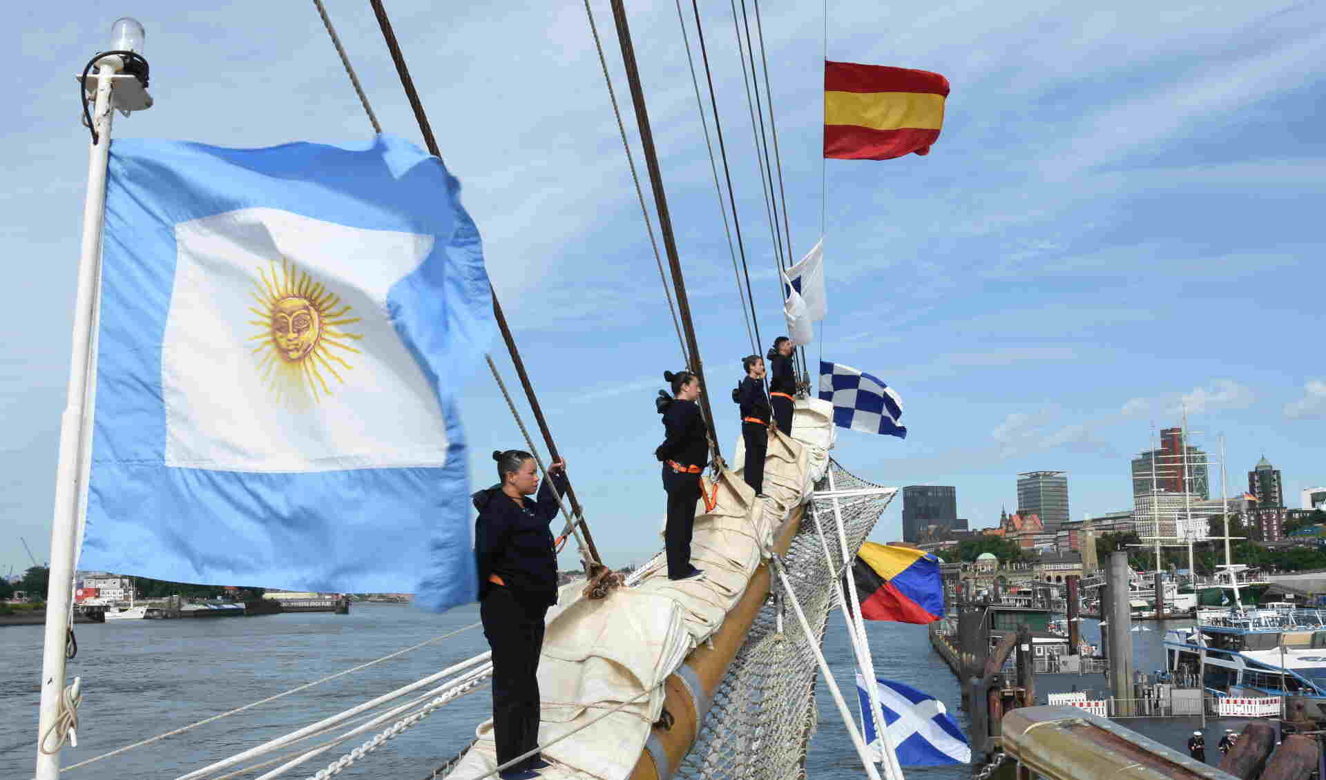Había arribado a la República Federal de Alemania luego de cumplir su escala en Kristiansand, Noruega, en el marco del 53º Viaje de Instrucción de los Guardiamarinas en Comisión.