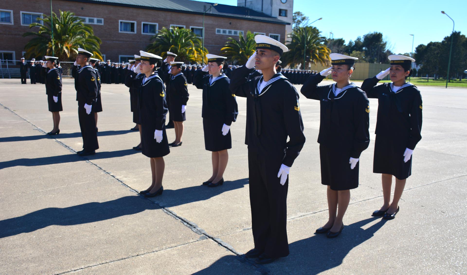 La ceremonia estuvo presidida por el Director, Capitán de Navío Eduardo Mateo.
