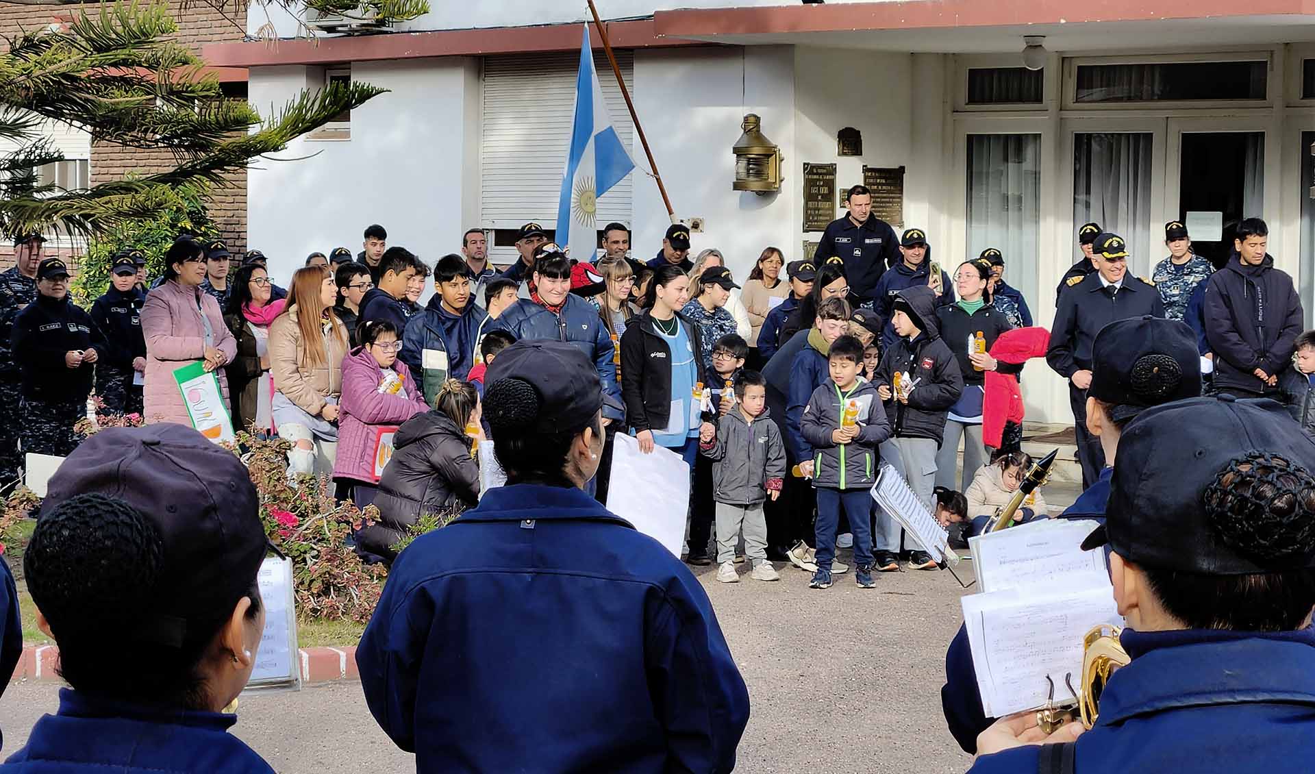 Alumnos y docentes participaron de una caminata por la Base Naval Puerto Belgrano, entregaron folletería y fueron recibidos con obsequios en la Jefatura de Base.