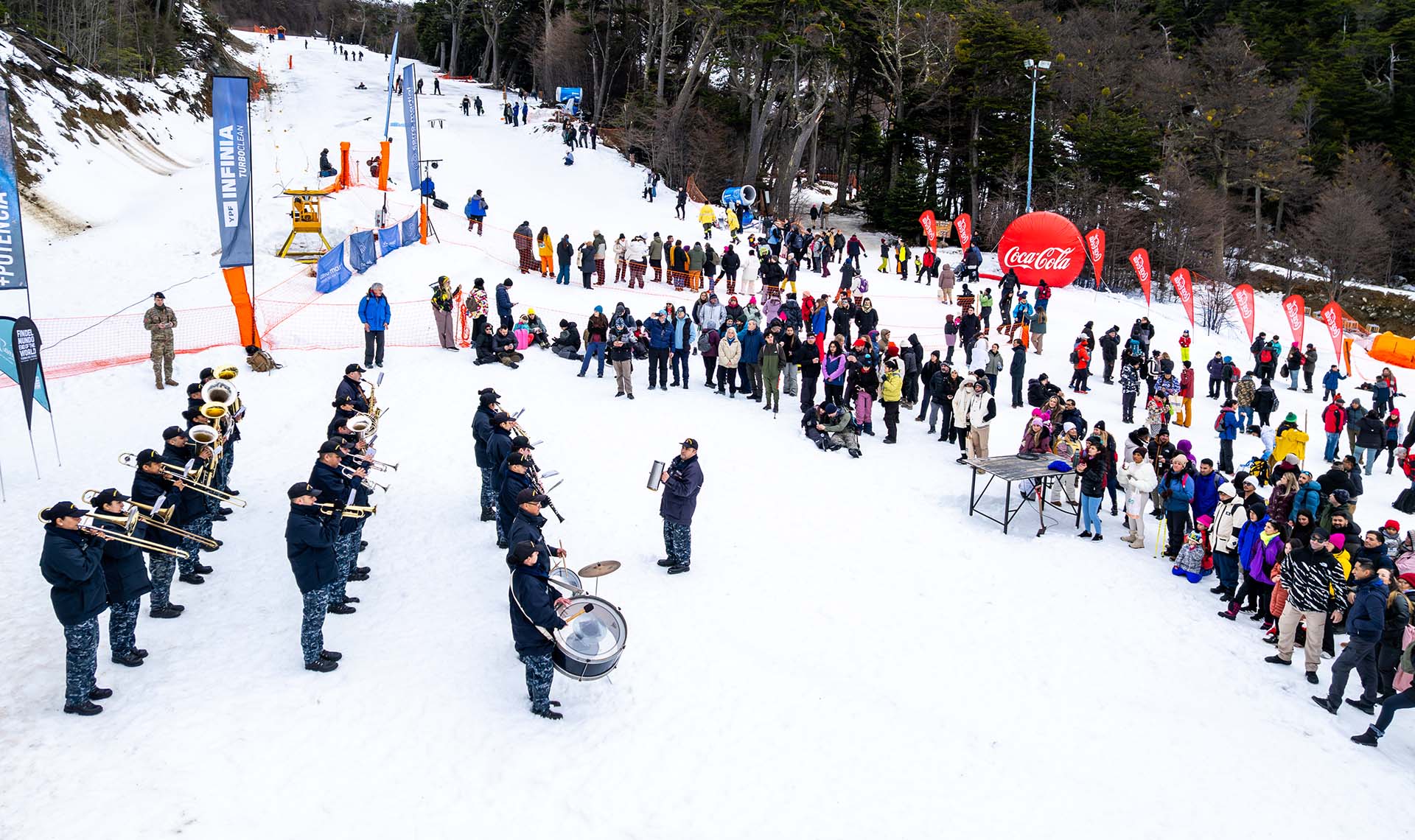 La Armada estuvo presente en la actividad organizada por el Instituto Fueguino de Turismo y el Club Andino Ushuaia.