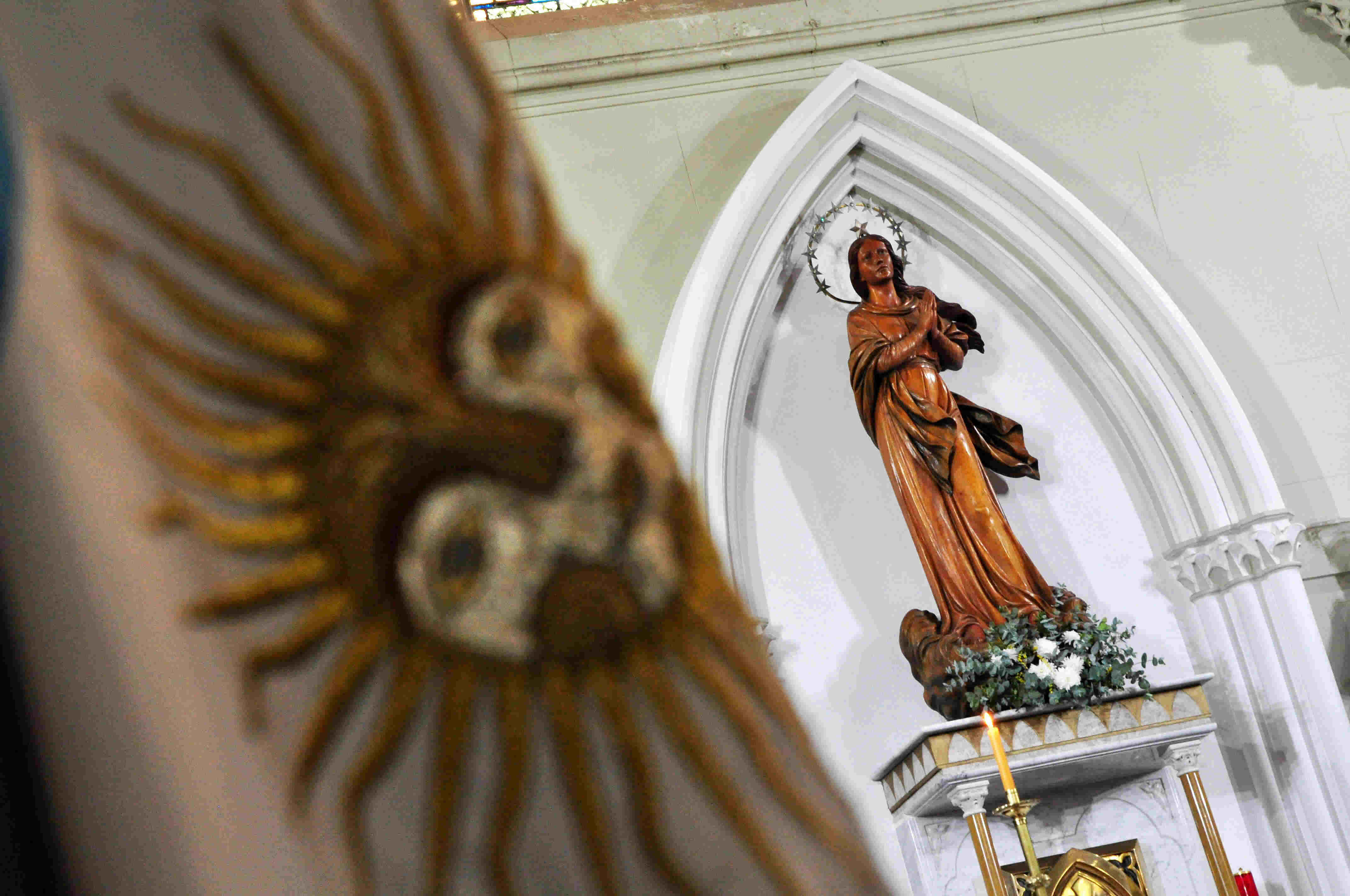 No es casual que a la Virgen María se la invoque como Stella Maris, “Estrella del Mar”. Desde los primeros siglos del cristianismo, los navegantes confiaban su rumbo a las estrellas, y entre ellas, a aquella que nunca se apaga: la que permanece en el cielo como faro del alma.