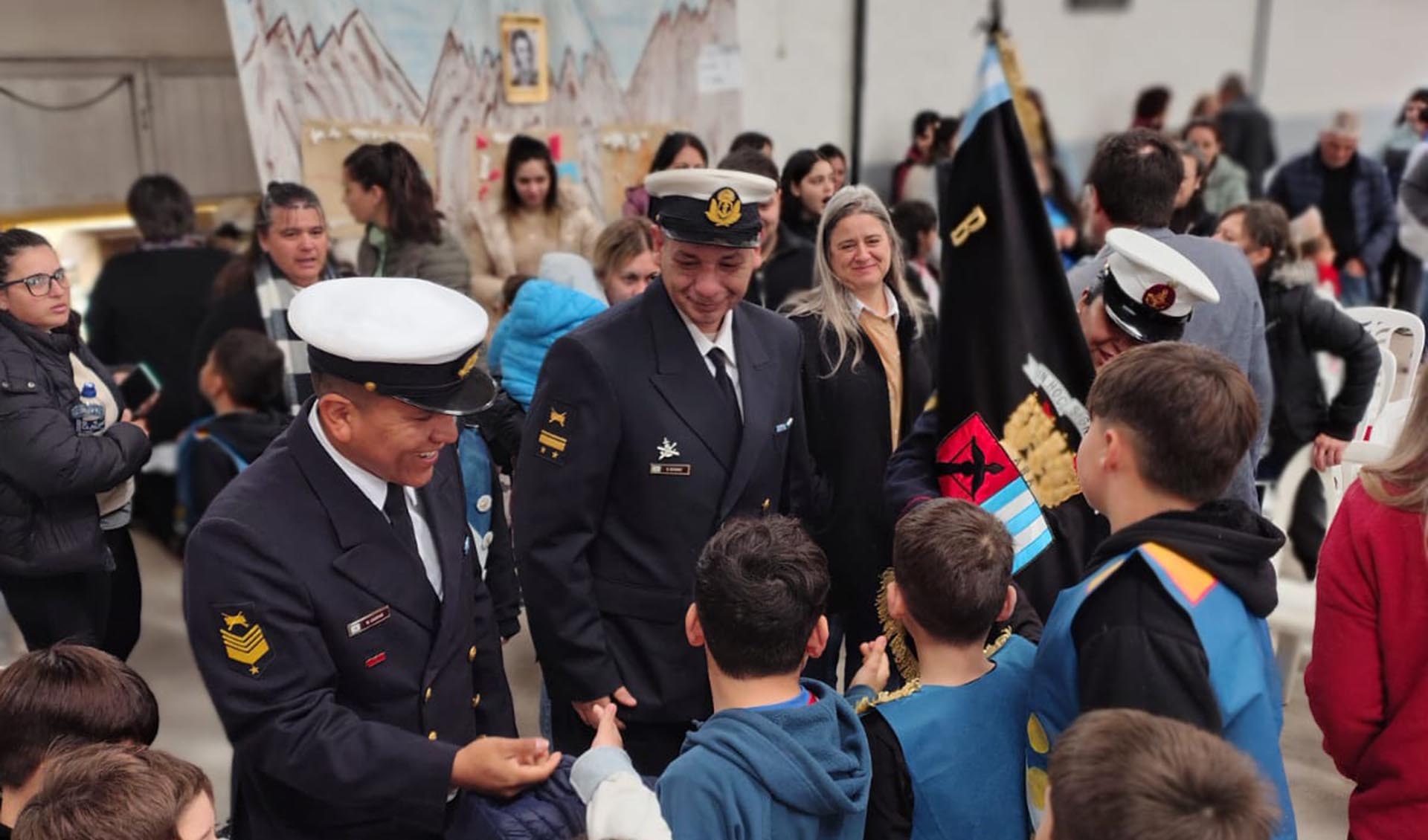 Personal del destino realizó tareas de mantenimiento en la Escuela Secundaria N° 3 de Coronel Dorrego y participó de un acto patrio en la Escuela de Enseñanza Media N° 2 de Punta Alta.